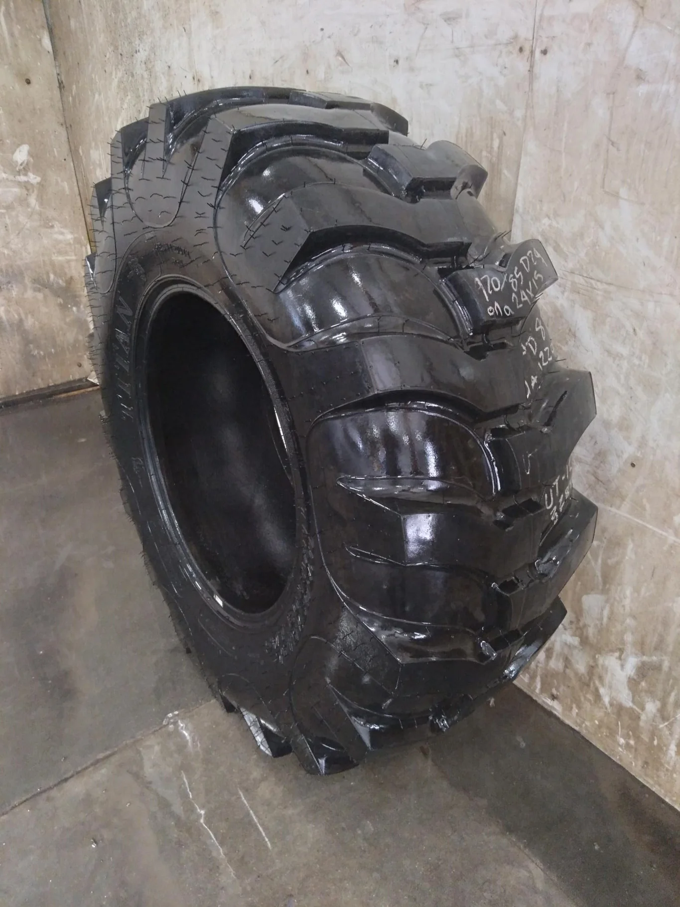 Used 90% 420/85D24 Titan Industrial Tractor Lug R-4 (136A8) - Small lug Cuts, Rubbing on Side wall image 2