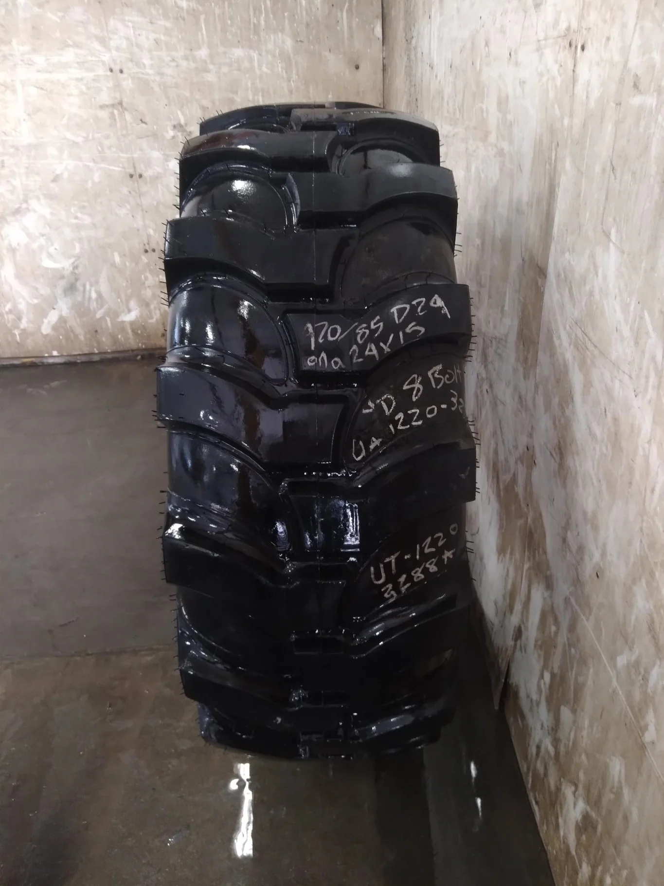 Used 90% 420/85D24 Titan Industrial Tractor Lug R-4 (136A8) - Small lug Cuts, Rubbing on Side wall image 3