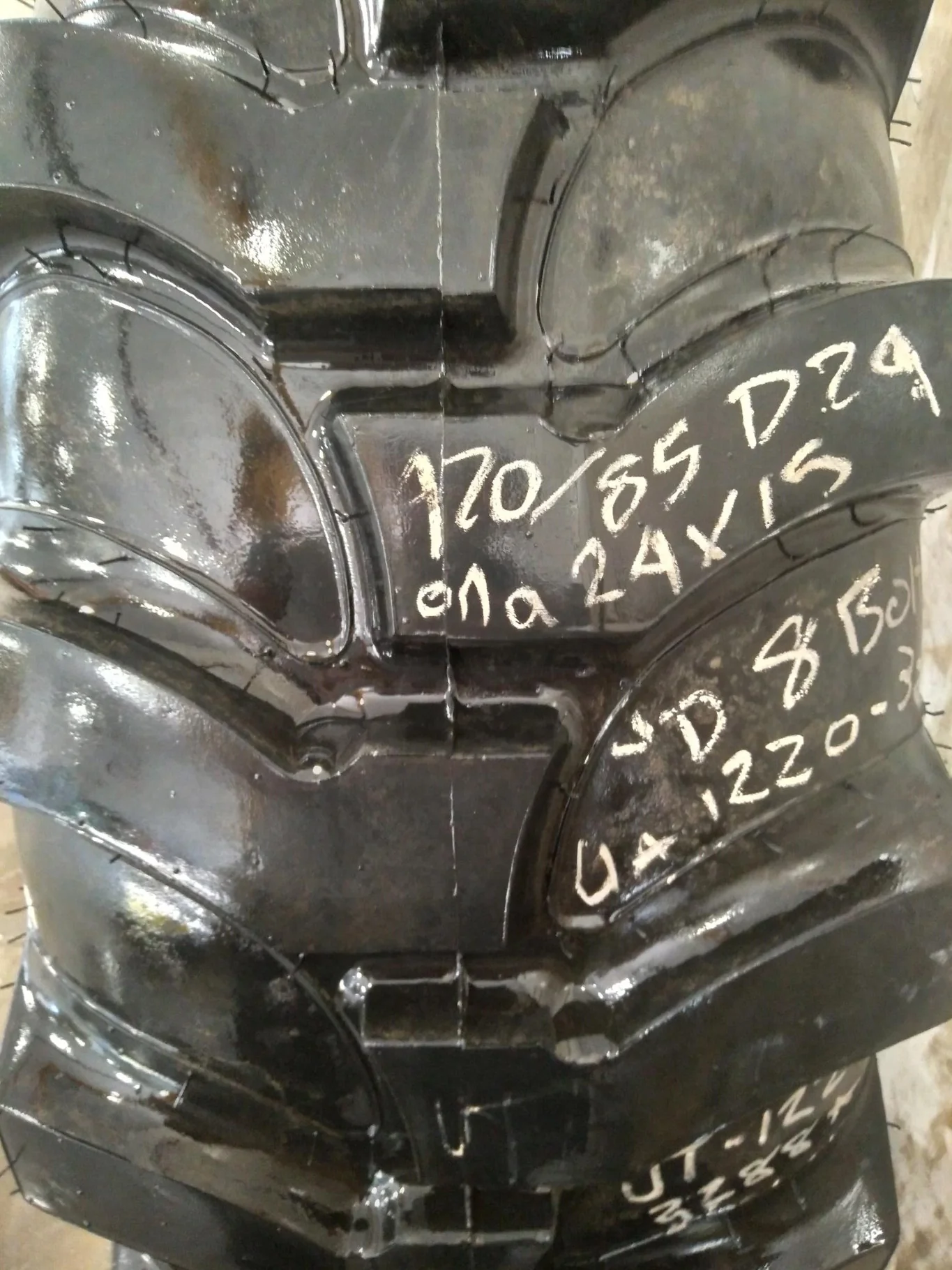 Used 90% 420/85D24 Titan Industrial Tractor Lug R-4 (136A8) - Small lug Cuts, Rubbing on Side wall image 4