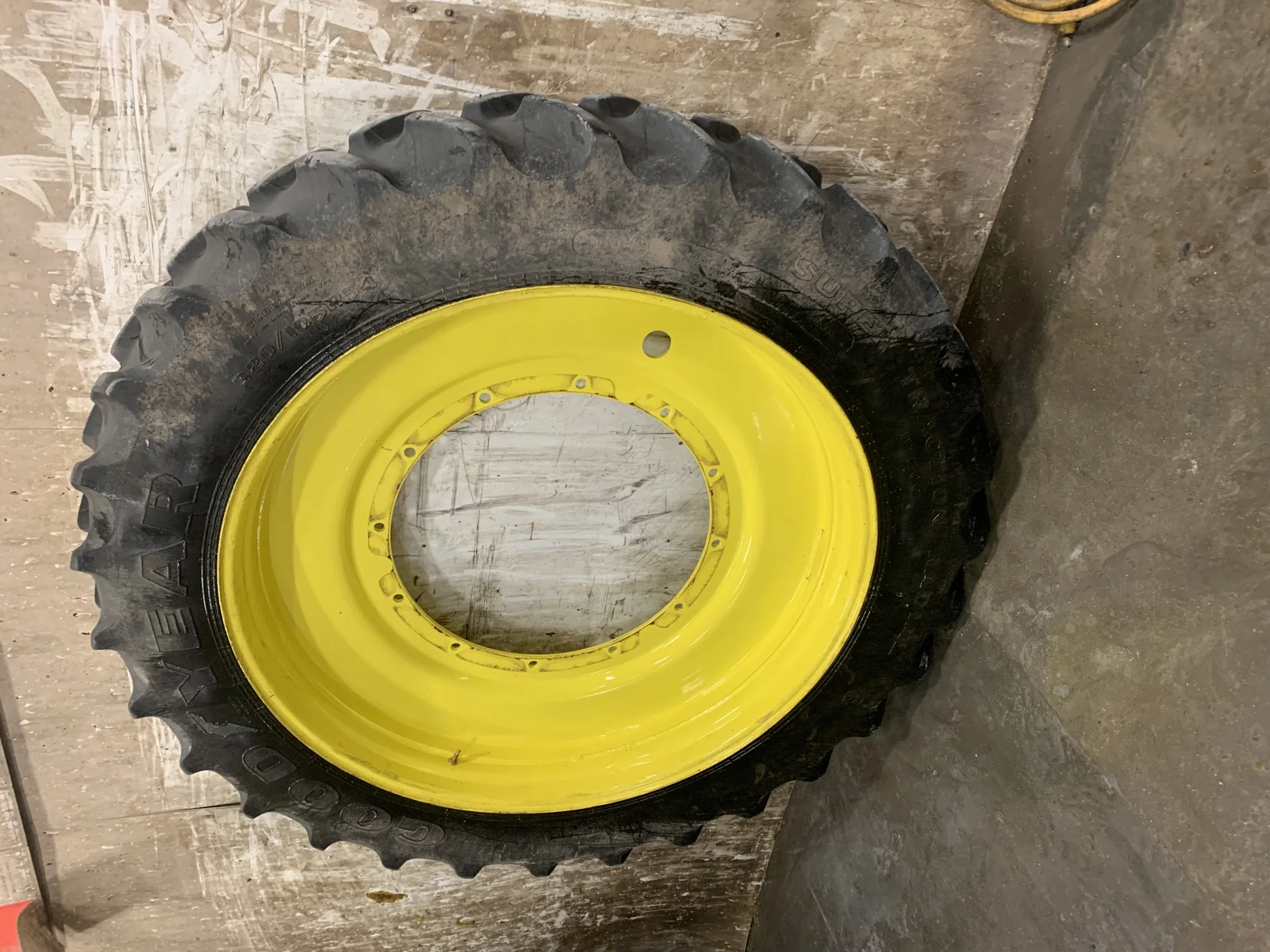Used 70% 320/105R54 Goodyear Super Traction Radial R-1W (166A8/B) TL