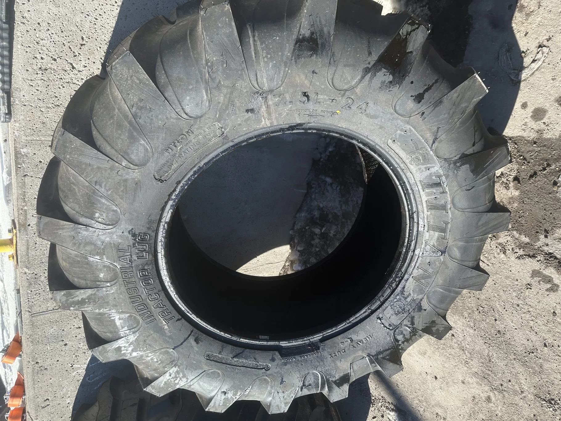 TAKE OFF 17.5L-24 Titan Industrial Tractor Lug R-4 (8Ply) TL