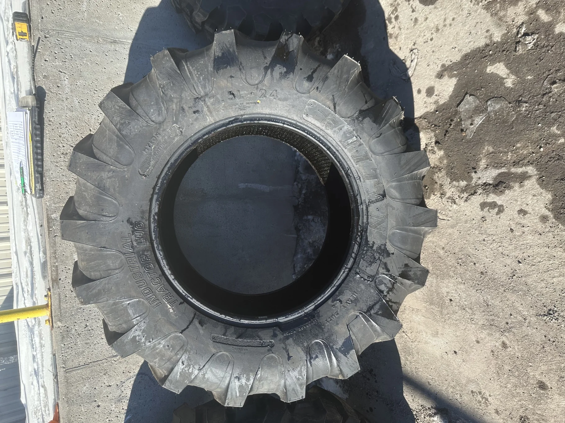 TAKE OFF 17.5L-24 Titan Industrial Tractor Lug R-4 (8Ply) TL image 2