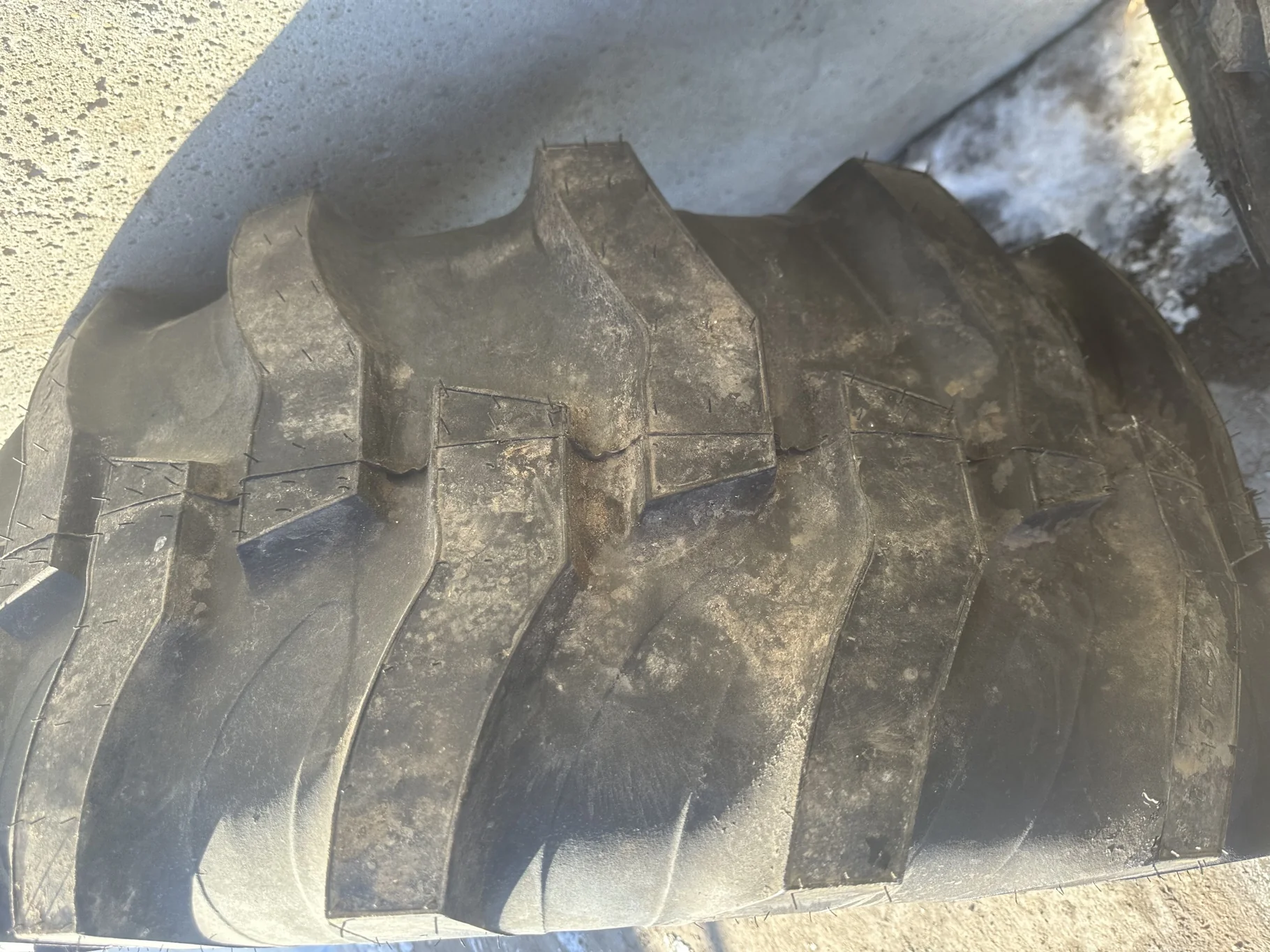 TAKE OFF 17.5L-24 Titan Industrial Tractor Lug R-4 (8Ply) TL image 3