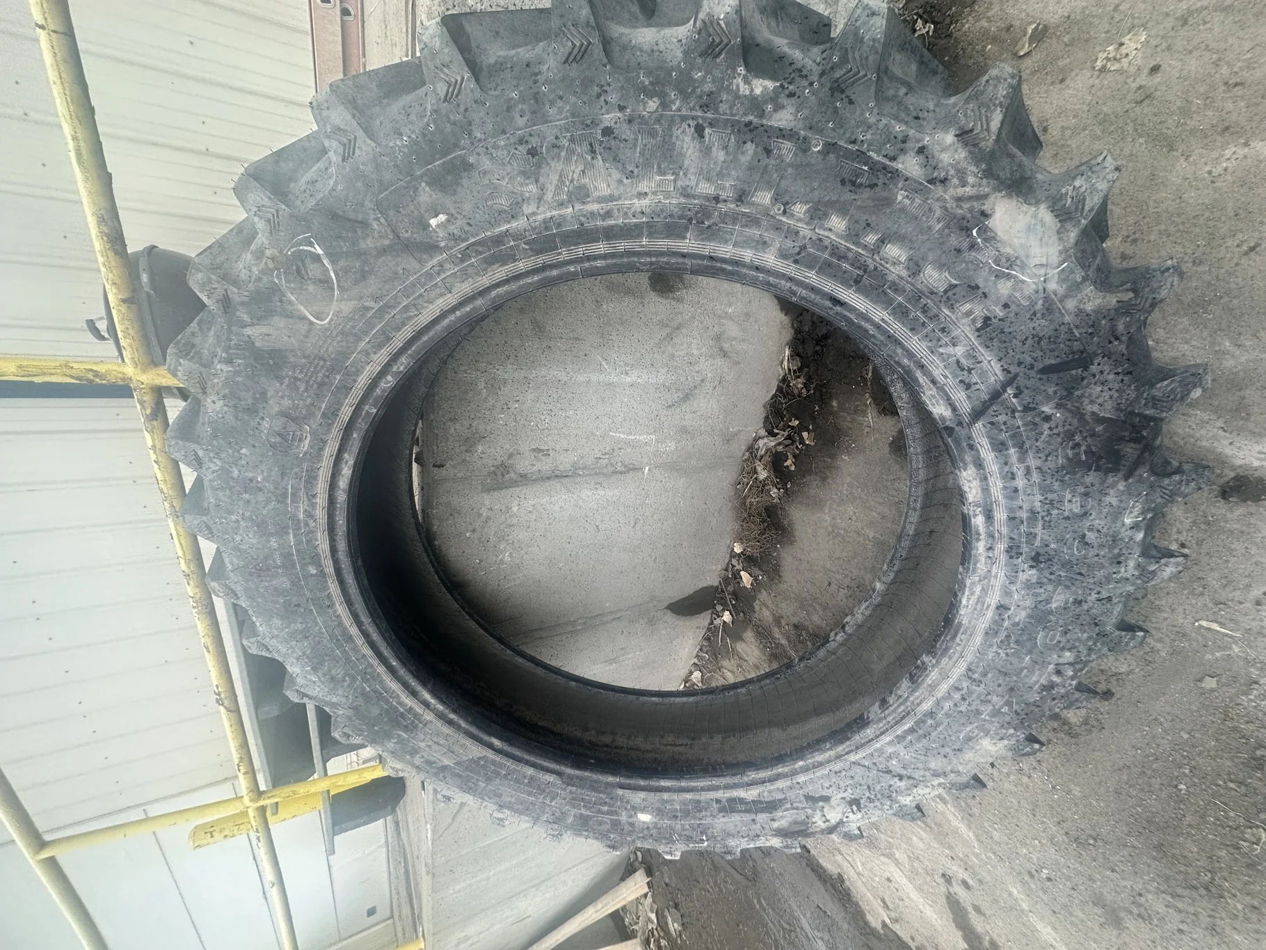 Used 100% 380/90R46 (14.9R46) Alliance FarmPro II 846/842 Radial R-1W 165A8/B TL  (Lug Damage, Sidew