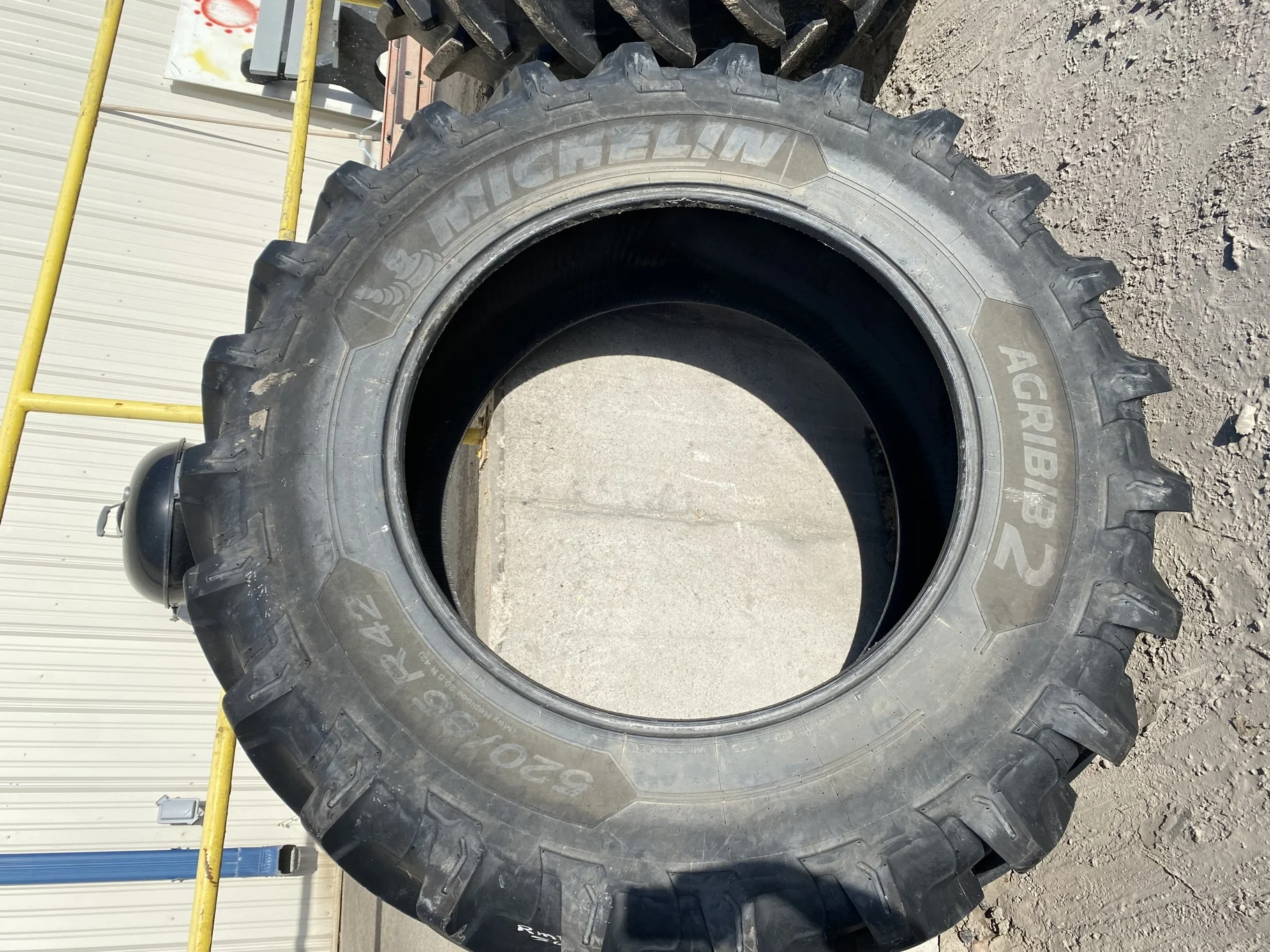 USED 95% 520/85R42 162B MICHELIN AGRIBIB 2 LUG CUTS STUBBLE
