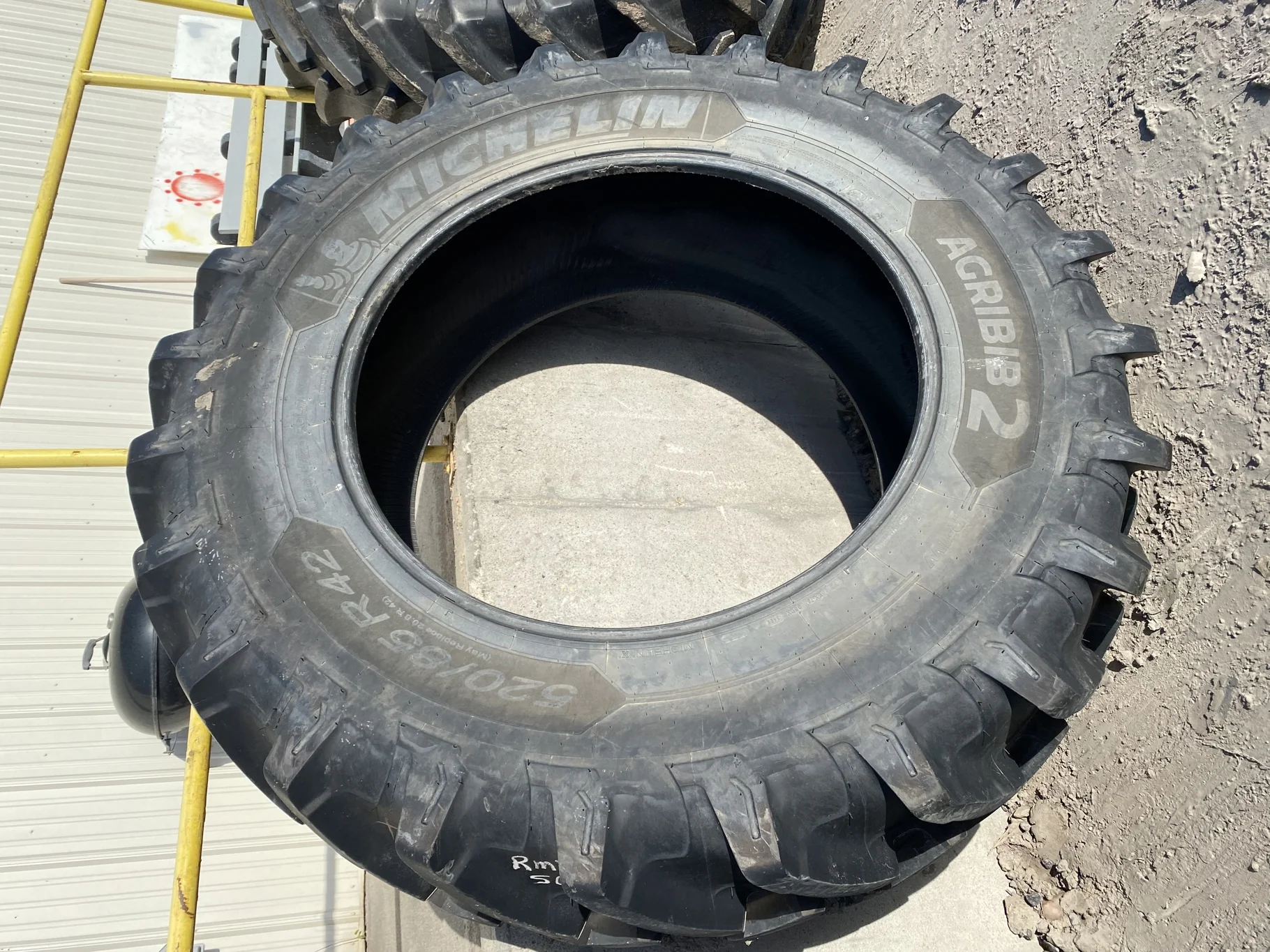 USED 95% 520/85R42 162B MICHELIN AGRIBIB 2 LUG CUTS STUBBLE image 2