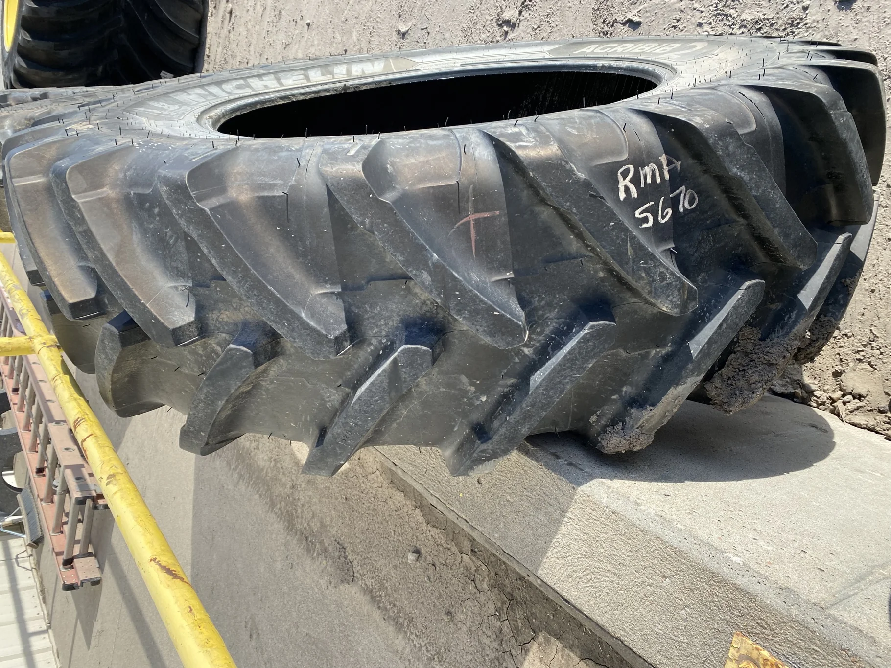 USED 95% 520/85R42 162B MICHELIN AGRIBIB 2 LUG CUTS STUBBLE image 3
