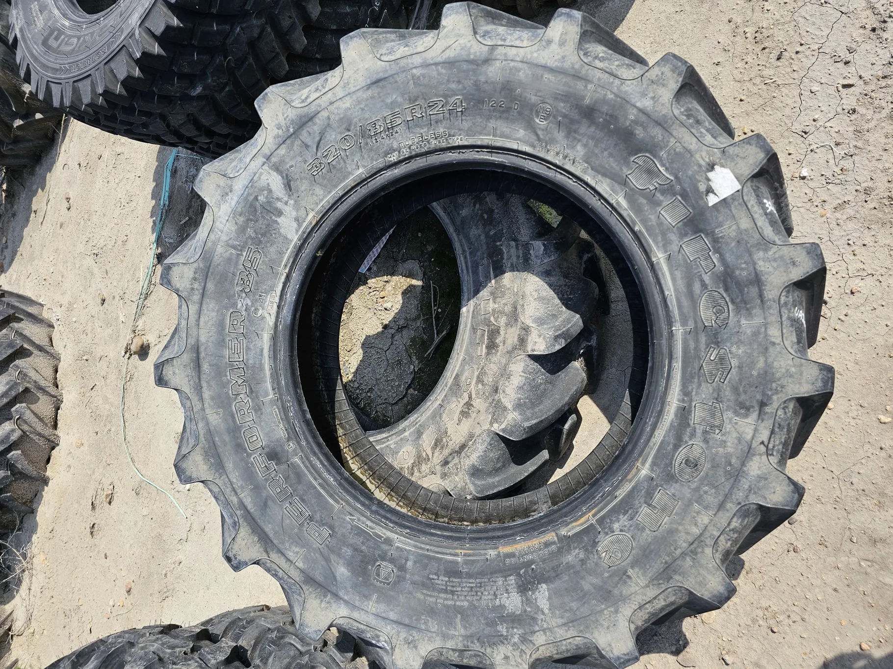 Used 95% 320/85R24 Firestone Performer 85 R-1W 122D  _x000D_
(Lug Stubble) image 2