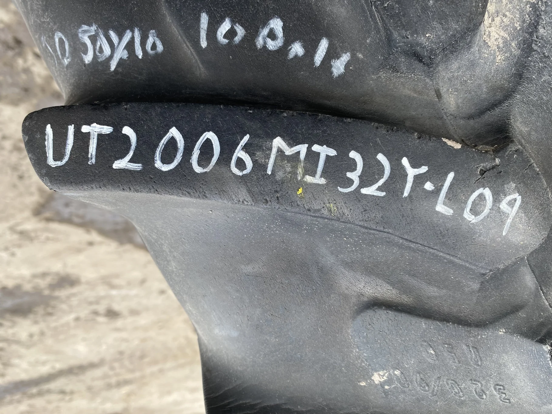 Used 55% 320/90R50 Michelin AgriBib Row Crop R-1W 150A8/150B TL - lug cuts/chunks, sidewall stubble, image 4