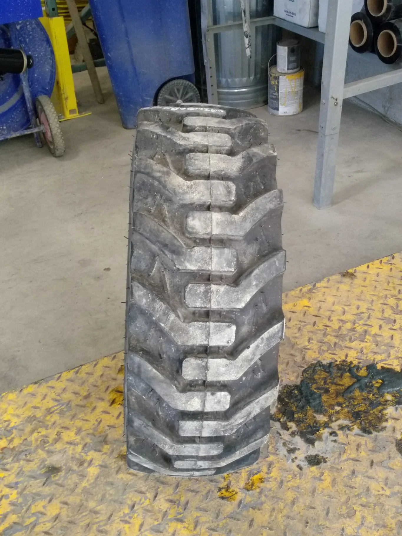 Used 98% Galaxy 25x8.50-14 NHS Industrial Lug 6Ply R-4 TL. image 2