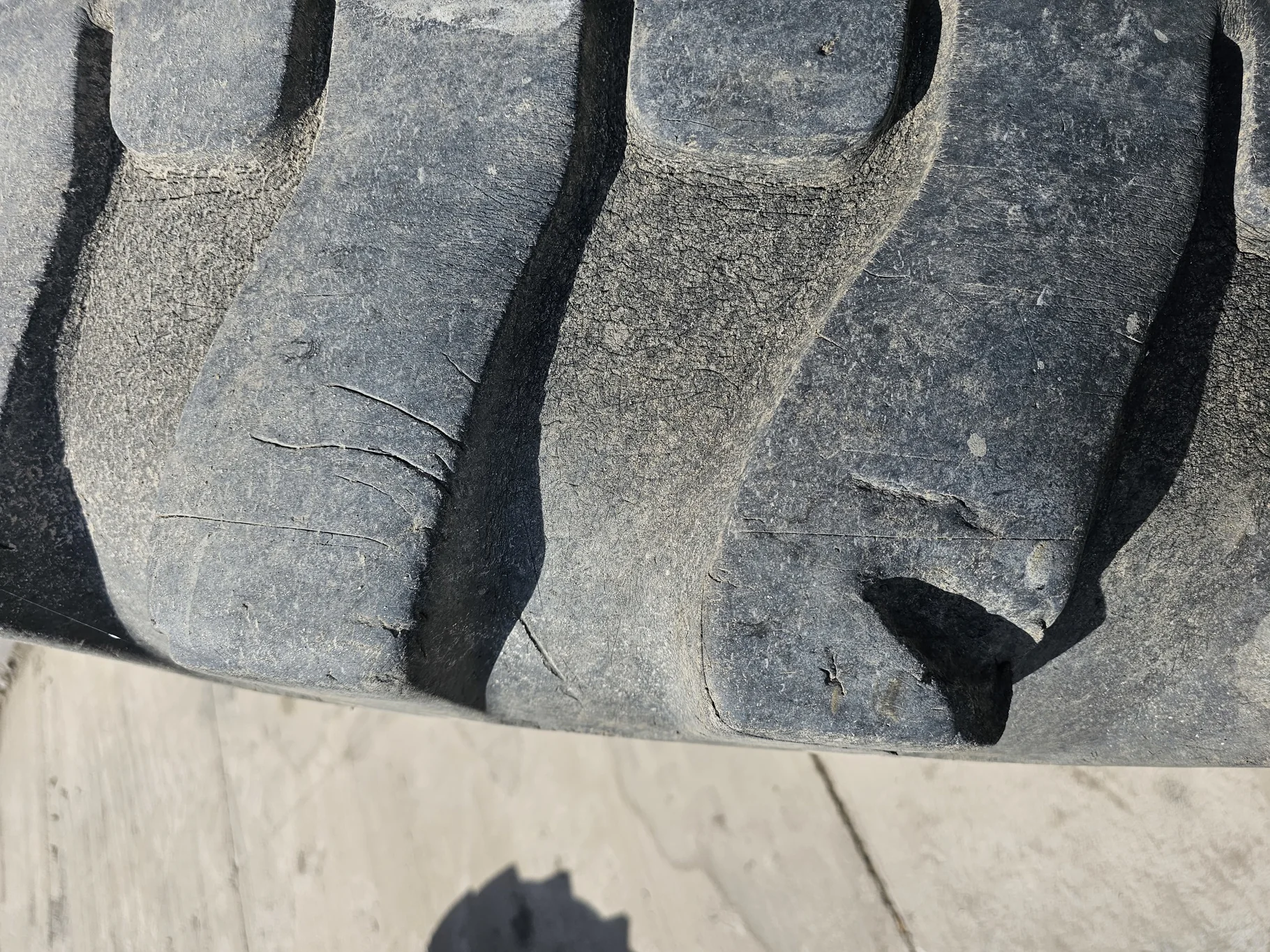 Used 50% 23.5-25 Akuret E-2/L-2 16 ply weathering, Stubble, Sidewall cuts, Lug Chunks missing, Lug c