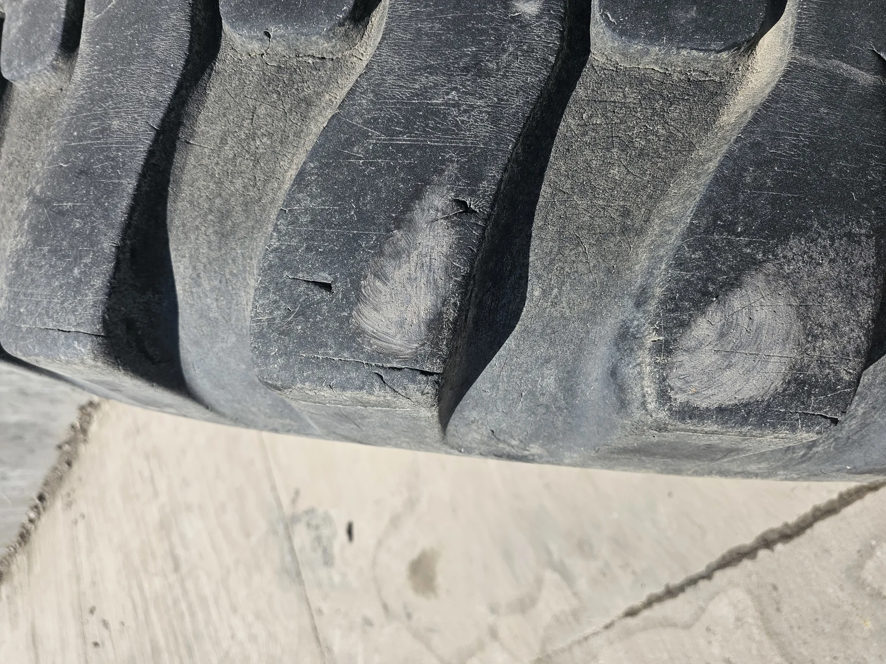 Used 50% 23.5-25 Akuret E-2/L-2 16 ply weathering, Stubble, Sidewall cuts, Lug Chunks missing, Lug c image 2