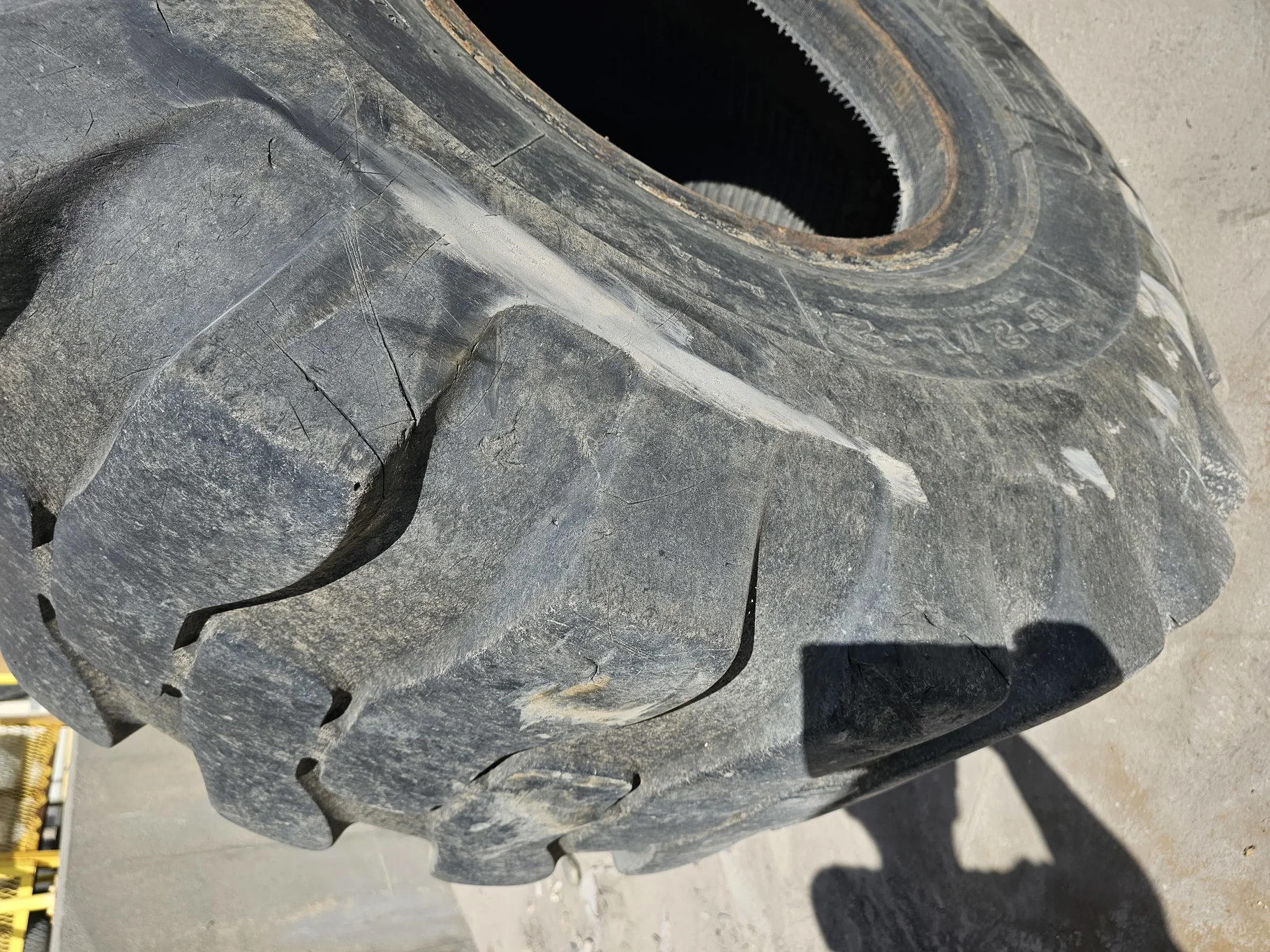 Used 50% 23.5-25 Akuret E-2/L-2 16 ply weathering, Stubble, Sidewall cuts, Lug Chunks missing, Lug c image 4