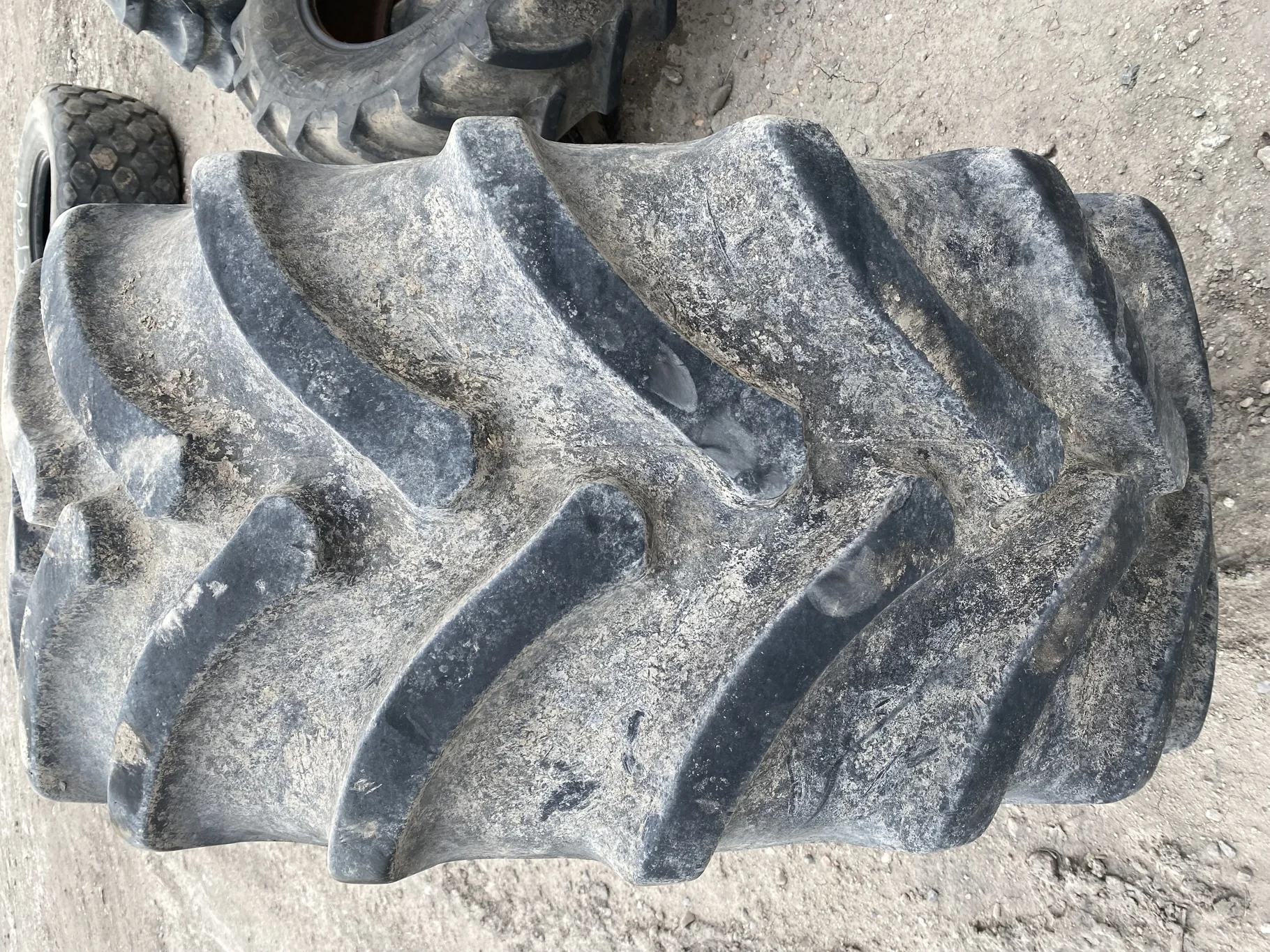 Used 66% 600/65R28 Firestone Radial All Traction DT 154A8 R-1W (Road wear, between tread cuts, sidew image 3