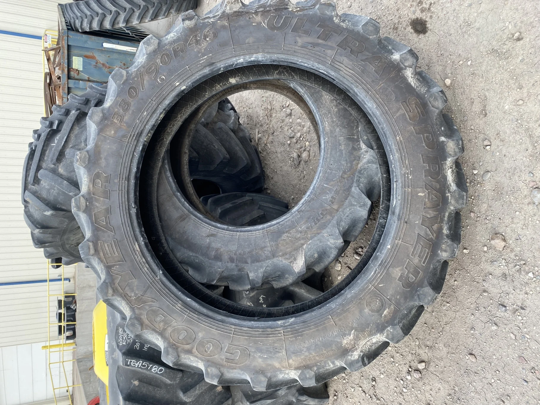 Used 89% 380/90R46 Goodyear Ultra Sprayer 165A8 R-1 TL (Bead cuts, Lug cuts) _x000D_