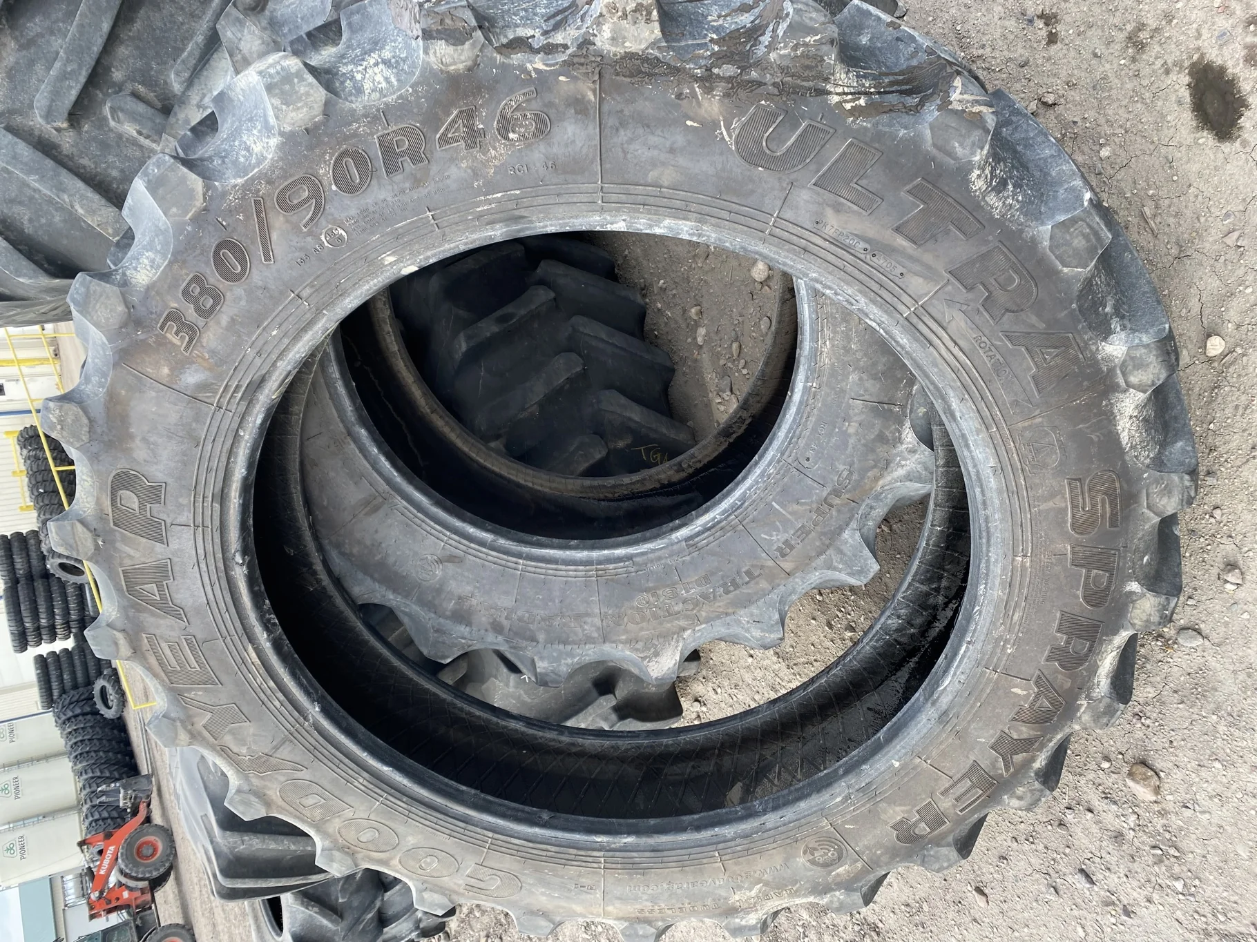 Used 89% 380/90R46 Goodyear Ultra Sprayer 165A8 R-1 TL (Bead cuts, Lug cuts) _x000D_ image 2