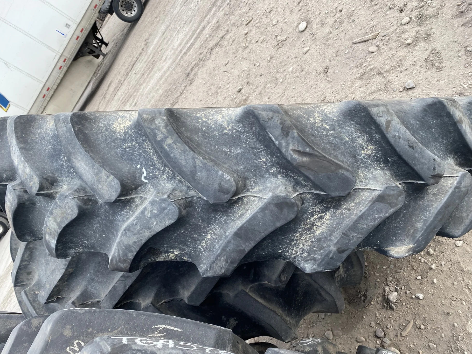 Used 89% 380/90R46 Goodyear Ultra Sprayer 165A8 R-1 TL (Bead cuts, Lug cuts) _x000D_ image 3