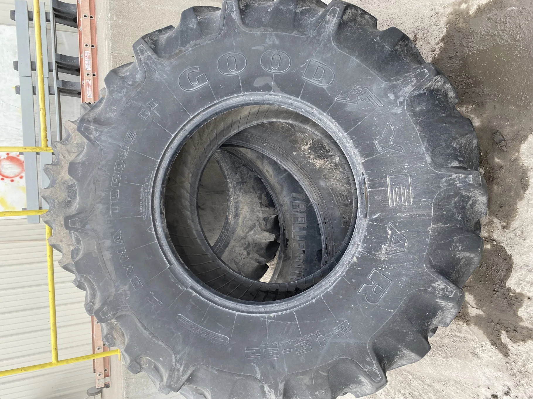 Used 92% 24.5-32 Goodyear Dyna Torque 2 12ply R-1 TL (Sidewall cut, stubble, lug cuts)