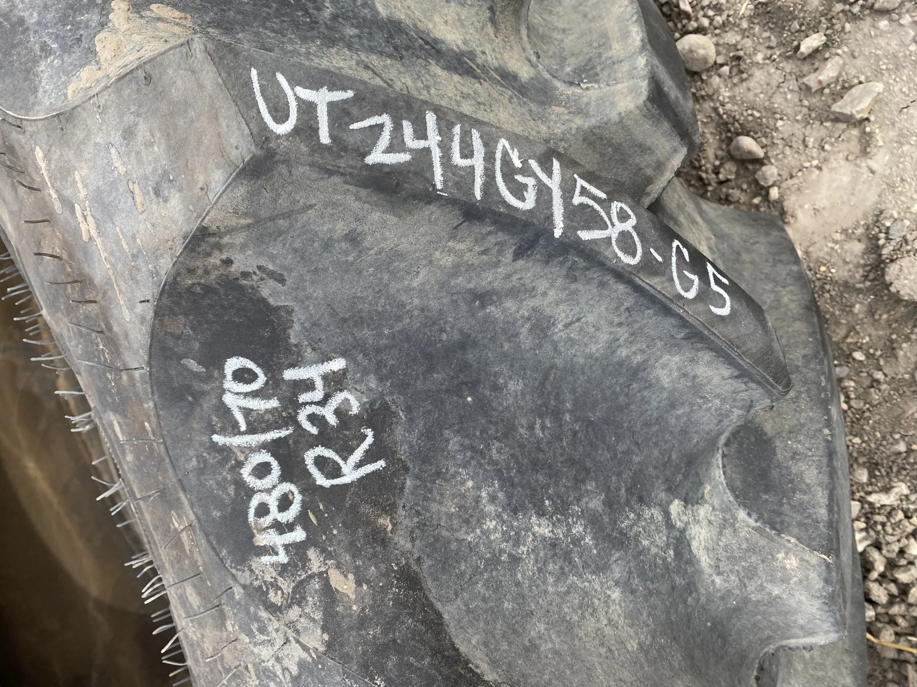 Used 93% 480/70R34 Goodyear Super traction Radial DT810 155A8 R-1W TL (Bead cuts, Stubble) image 4