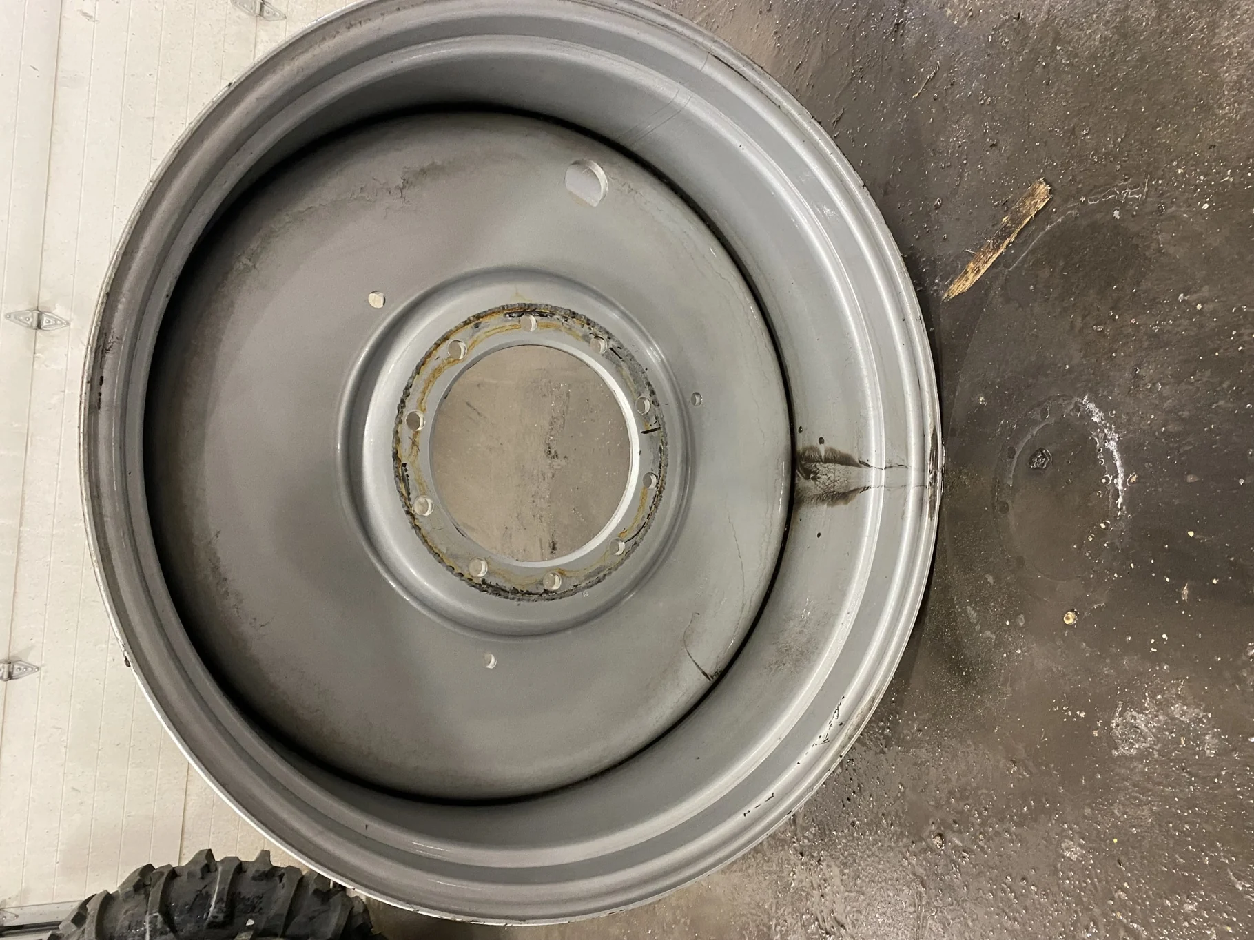 Used 18 X 38 Case IH Silver 10 Bolt (.906) Sprayer Wheel (10-13.189-11.070) 2.62" OUT (Gashes/Scratc image 4