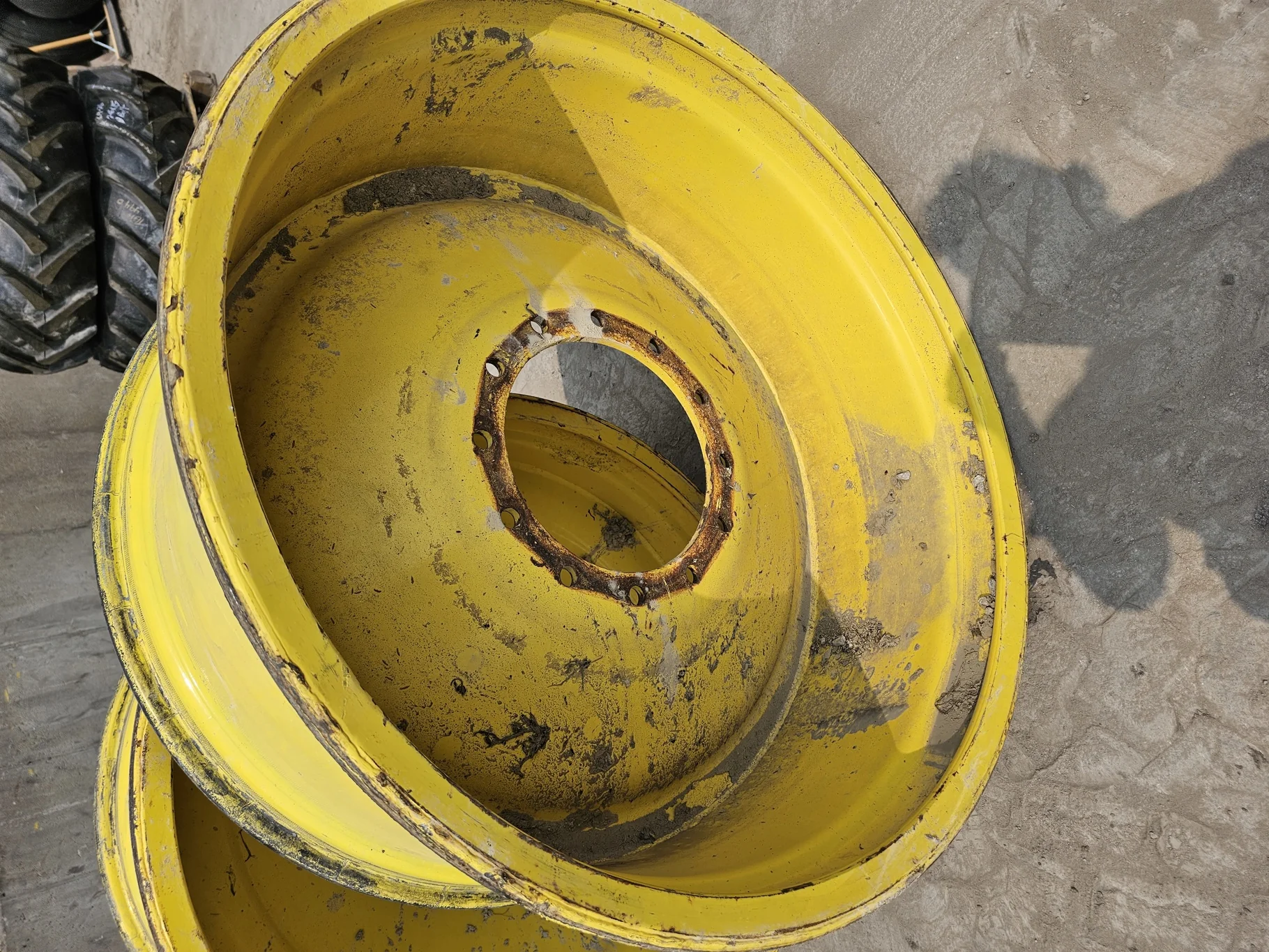 Used 18 X 38 12-13.976-11.857 JD Yellow Reinforced Bead (Scratches, Rust Spots) image 3