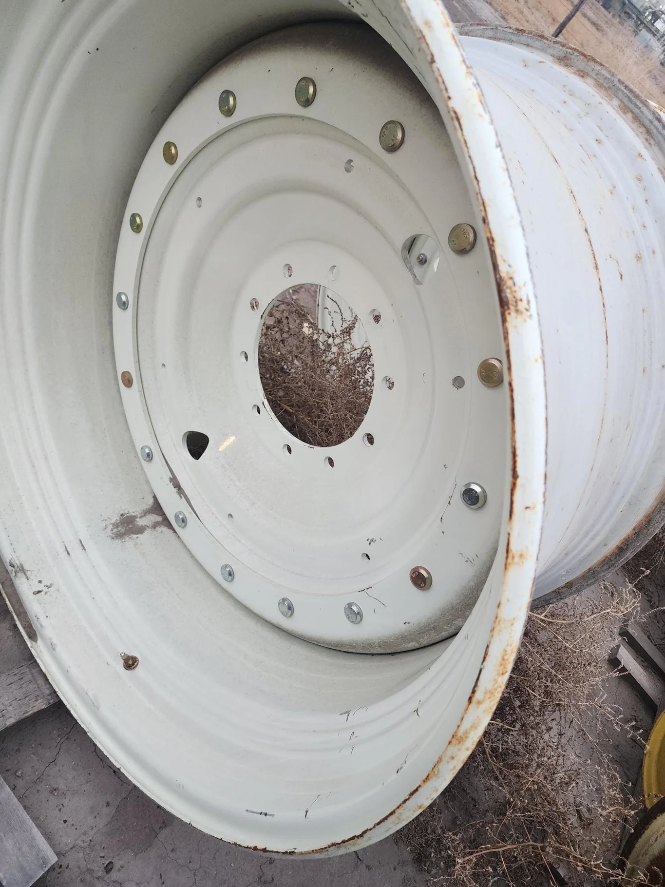 Used 25 X 42 NH White 10 Bolt (.938) Dual Wheel - Good Condition _x000D_
(scratches)