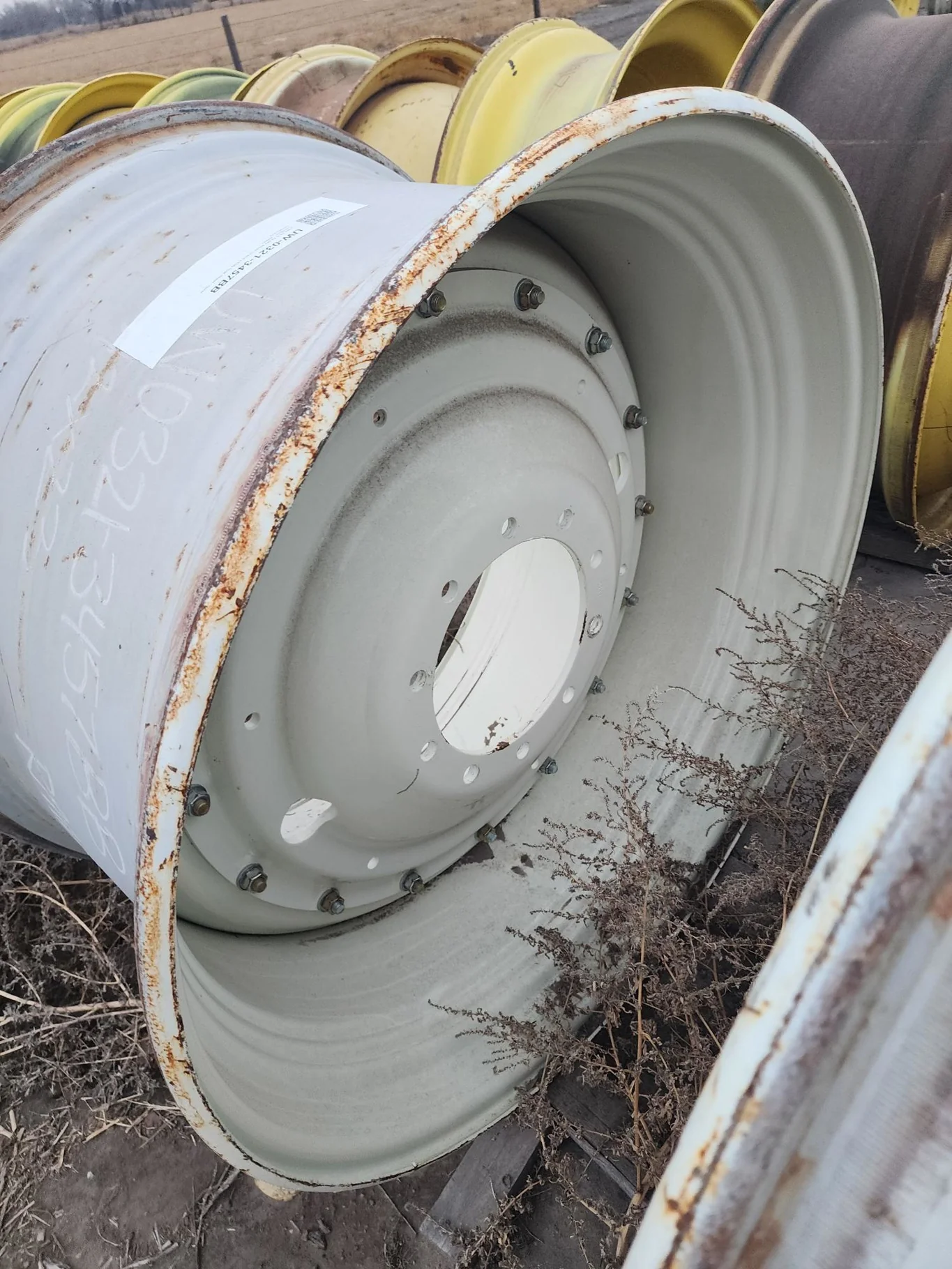 Used 25 X 42 NH White 10 Bolt (.938) Dual Wheel - Good Condition _x000D_
(scratches) image 2