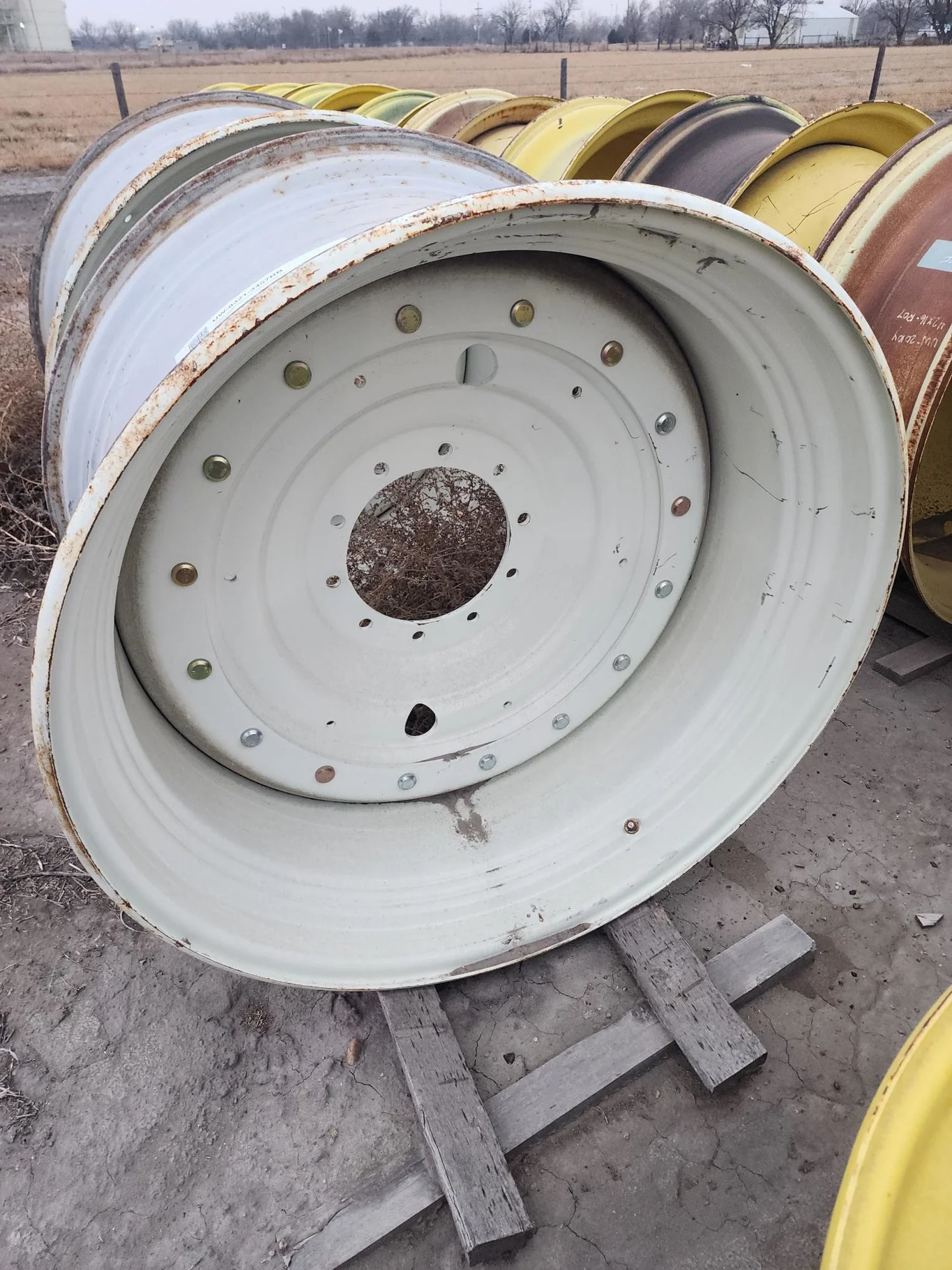 Used 25 X 42 NH White 10 Bolt (.938) Dual Wheel - Good Condition _x000D_
(scratches) image 3