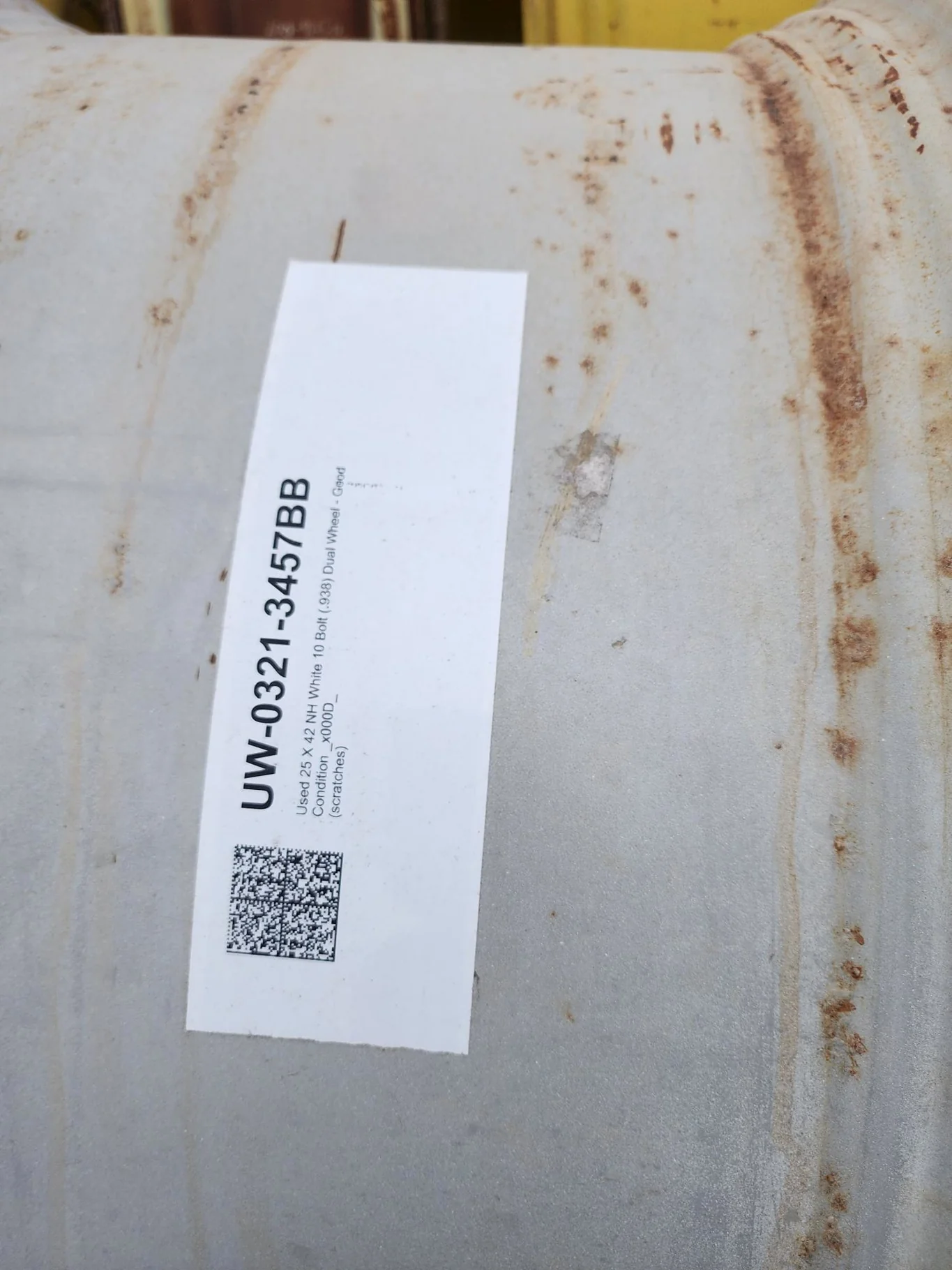 Used 25 X 42 NH White 10 Bolt (.938) Dual Wheel - Good Condition _x000D_
(scratches) image 4