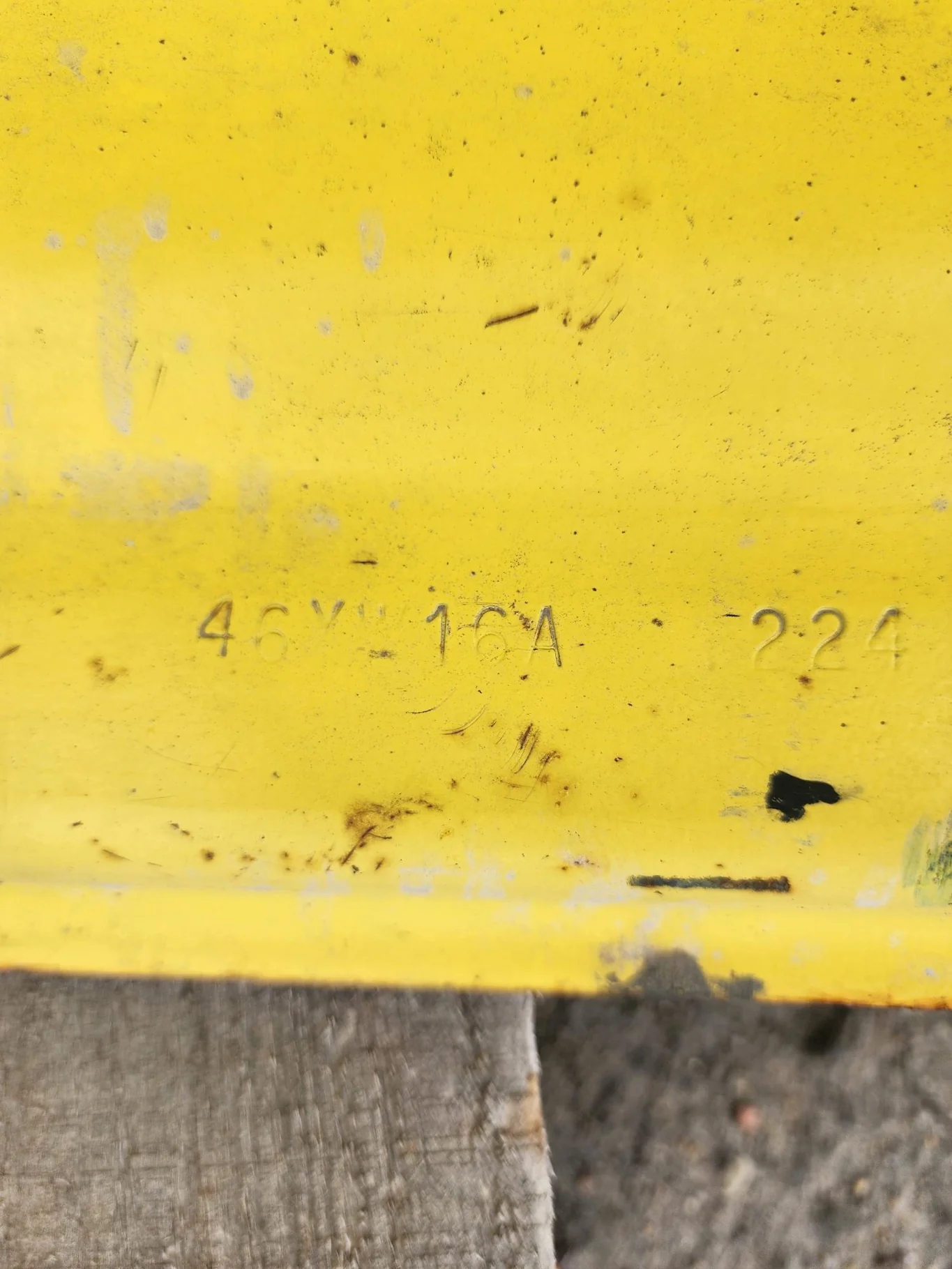 Used 16 X 46 JD Yellow 10 Bolt Dual 10-13.18-11.09-11.5IN scratches image 3