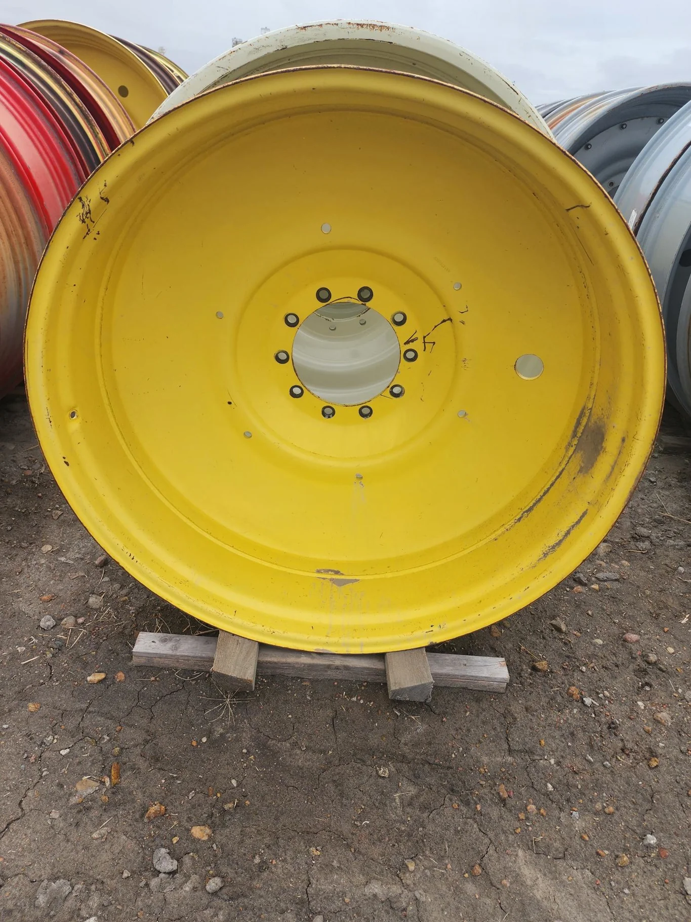 Used 16 X 46 JD Yellow 10 Bolt Dual 10-13.18-11.09-11.5IN scratches image 4