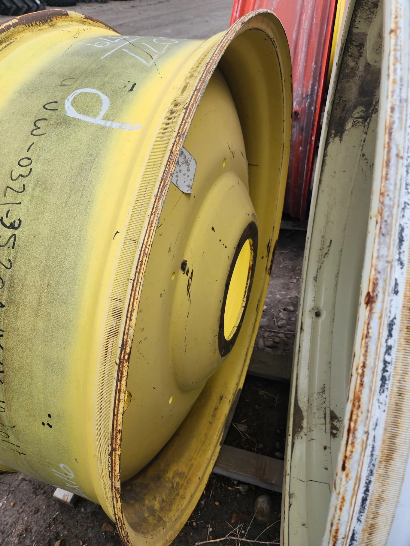 Used 16 X 46 JD Yellow 10 Bolt Dual 10-13.18-11.09-11.5IN scratches image 6