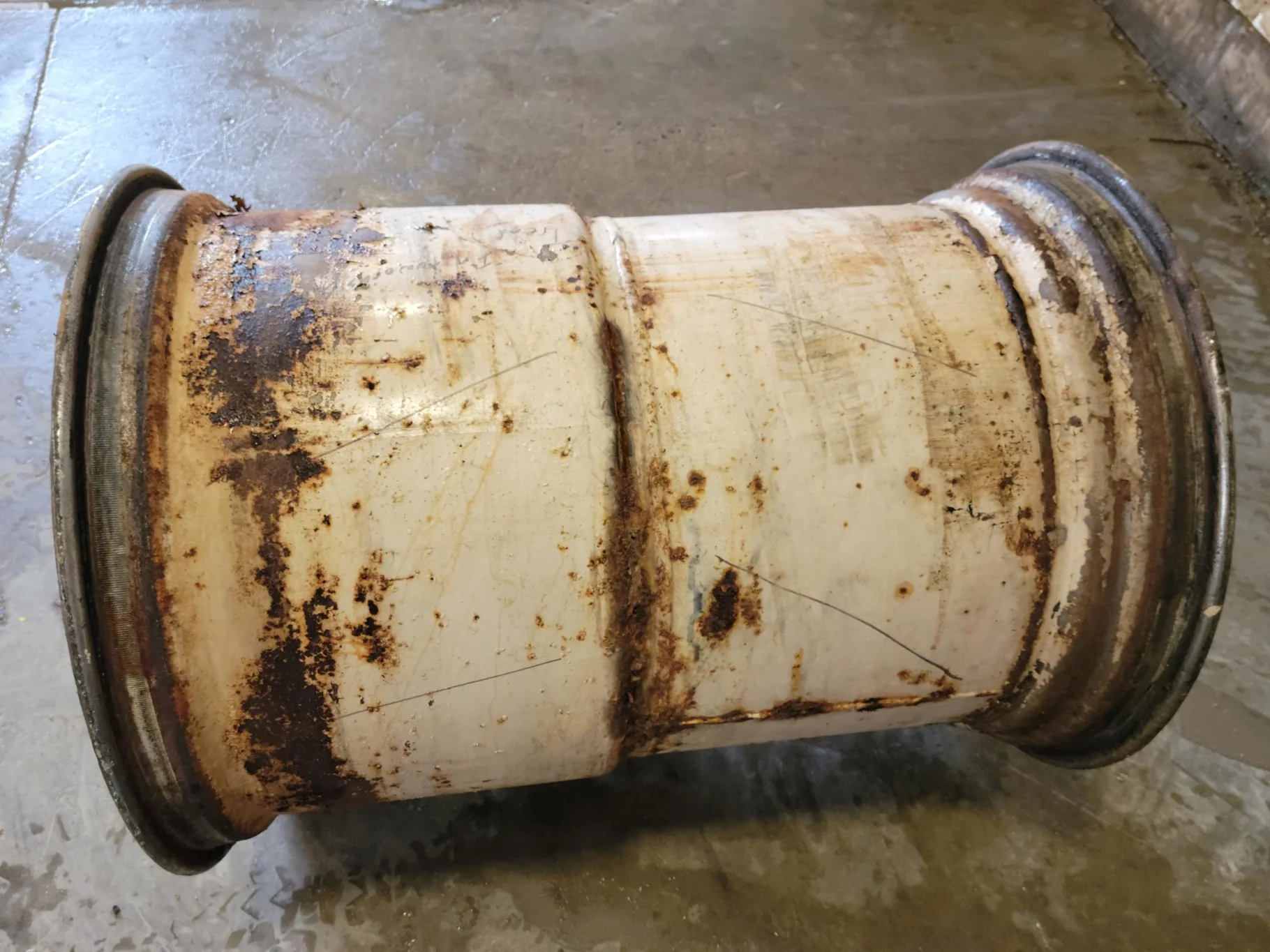 Used 44 X 32 JD Yellow 10 Bolt Combine Wheel image 3