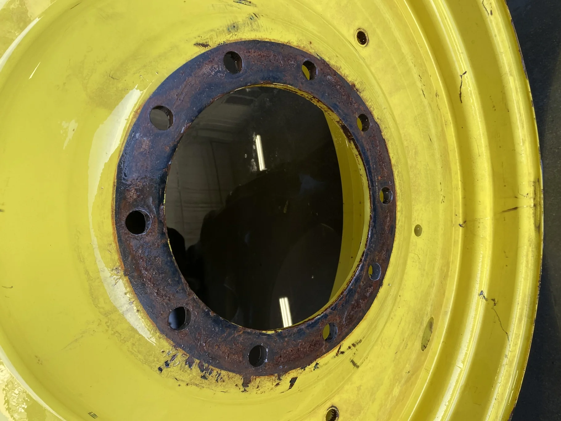 Used 20 X 46 John Deere 10 Bolt Dual  _x000D_
(Scratches) image 2