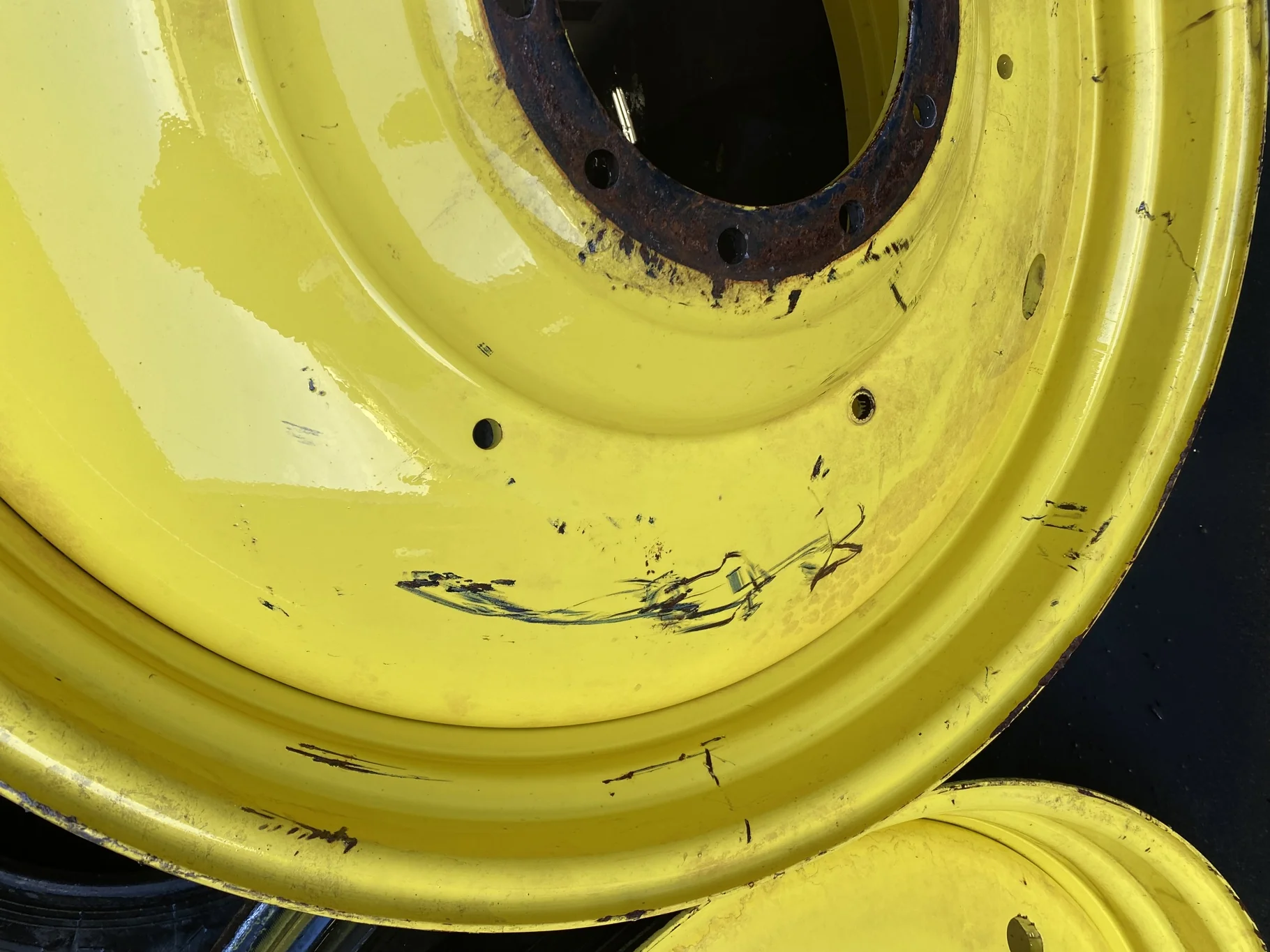 Used 20 X 46 John Deere 10 Bolt Dual  _x000D_
(Scratches) image 3