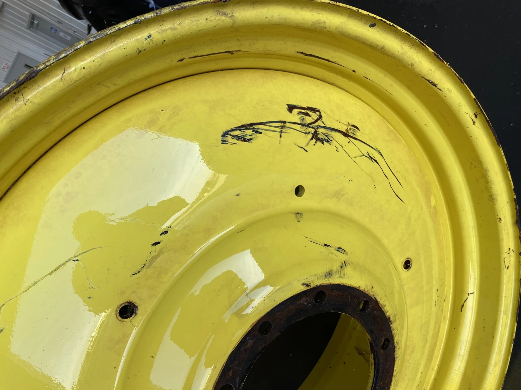 Used 20 X 46 John Deere 10 Bolt Dual  _x000D_
(Scratches) image 4