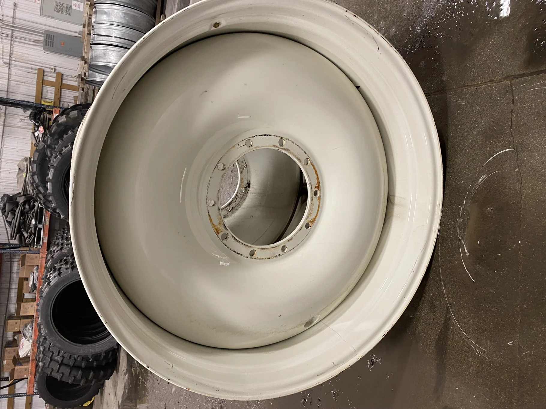 Used 20 X 42 Ford White 10 Bolt W/ 3/4" Rev. Spun Plate (10-14.567-12.46) - Good Condition