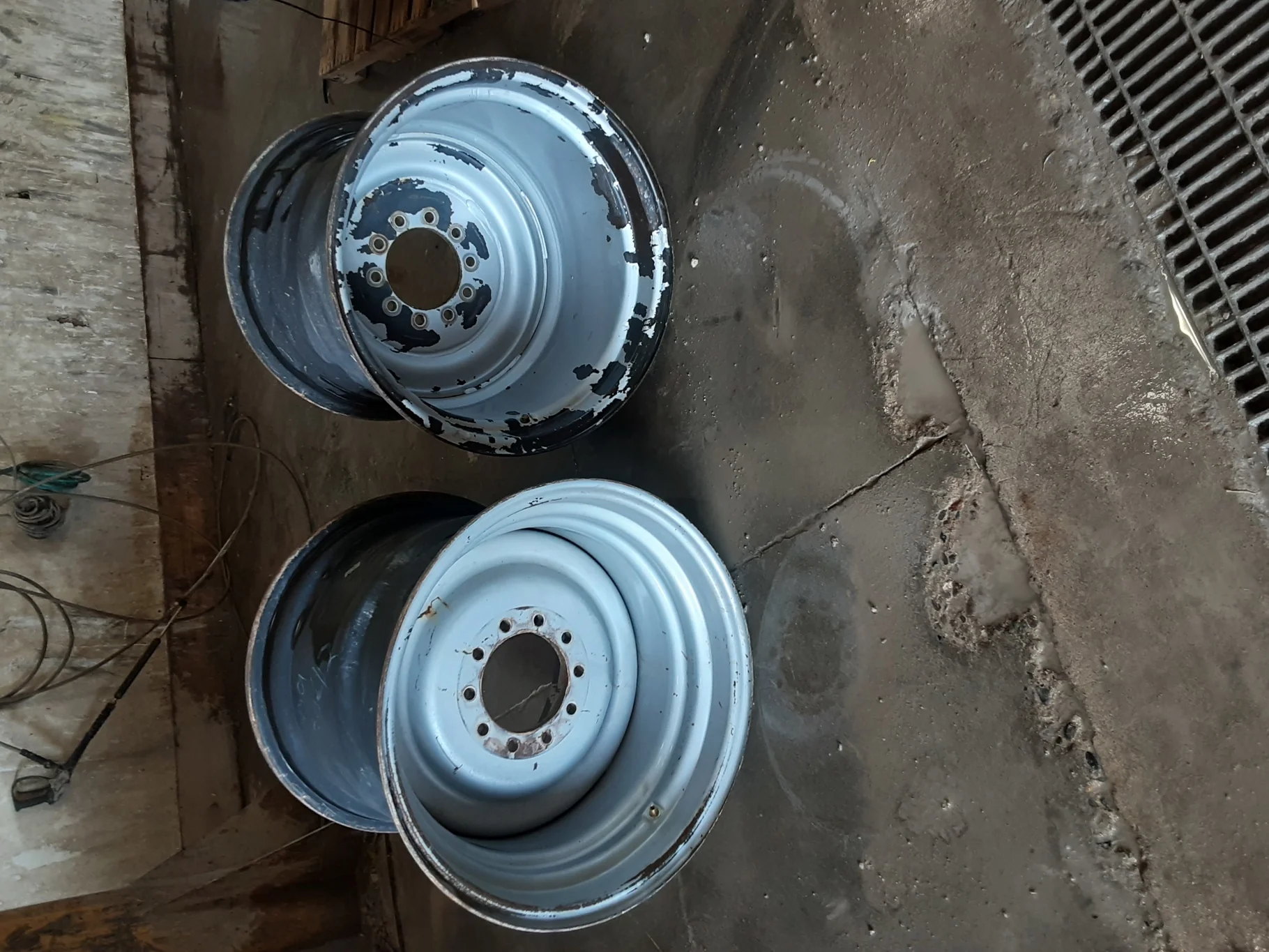 Used 25 X 26 CIH Silver 10 Bolt Combine Rim image 2
