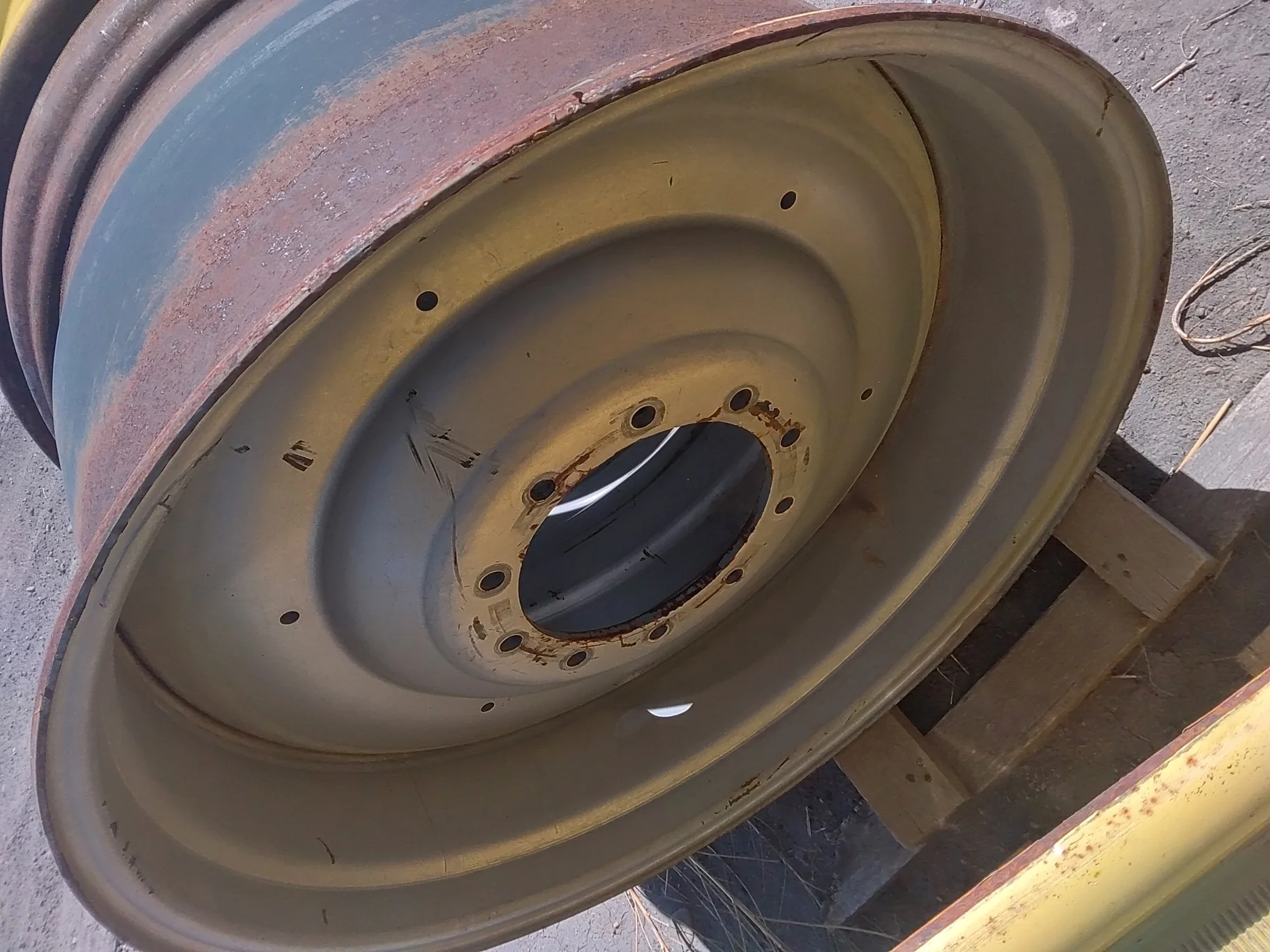 Used 23 x 38 Case iH Silver (10-13-11) (heavy bolt hole wear, scuffs, scratches, rust) image 2