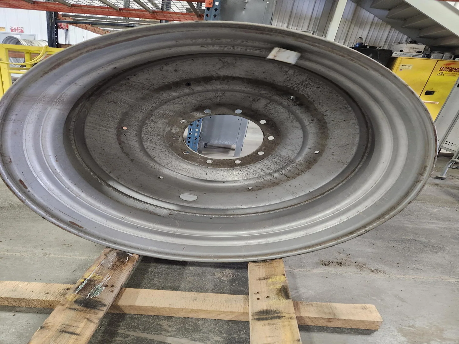Used 23 x 38 10-13.18-11.09 Dual Wheel Case Silver image 3