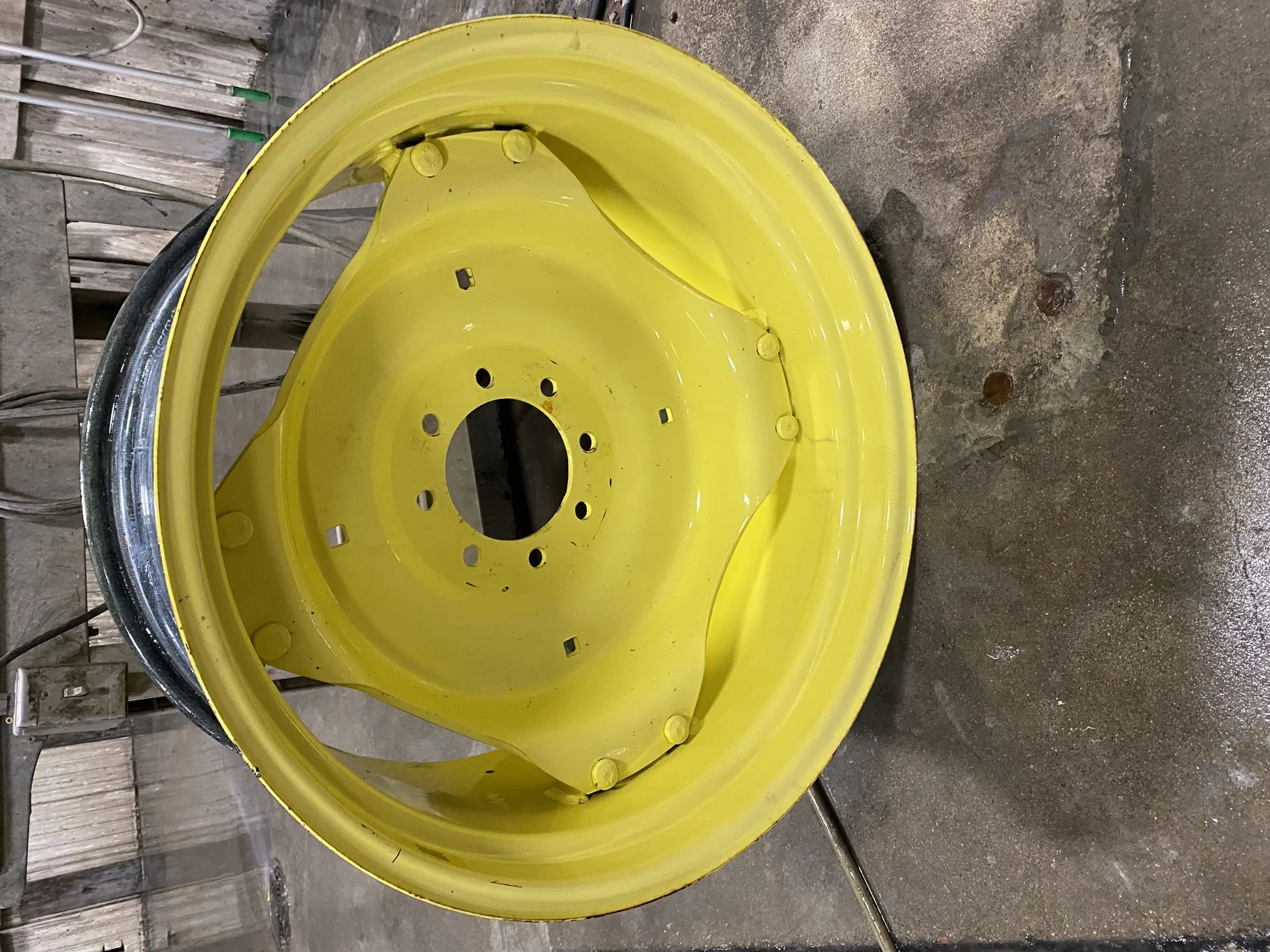 Used 15 X 28 (2 Bolt) JD GKN Rim with 8-8-6 center - Good Condition _x000D_
(Faded Paint, Rust, Scra