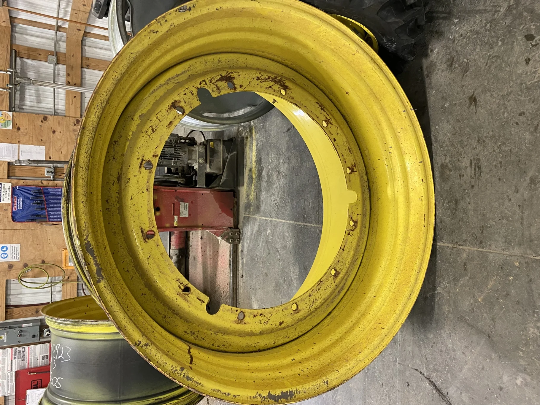 Used 25 X 46 John Deere Yellow 12 Bolt (.906) Sprayer Stub Disc (12-32.047-30.078) - (rust, scratche