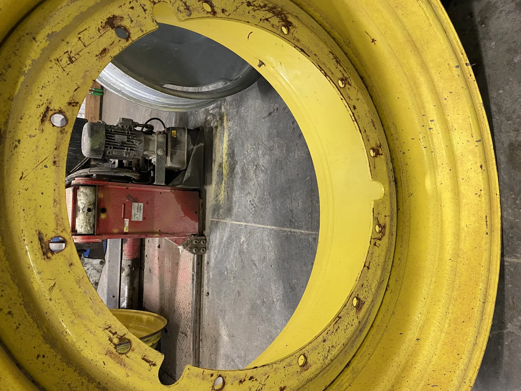 Used 25 X 46 John Deere Yellow 12 Bolt (.906) Sprayer Stub Disc (12-32.047-30.078) - (rust, scratche image 2