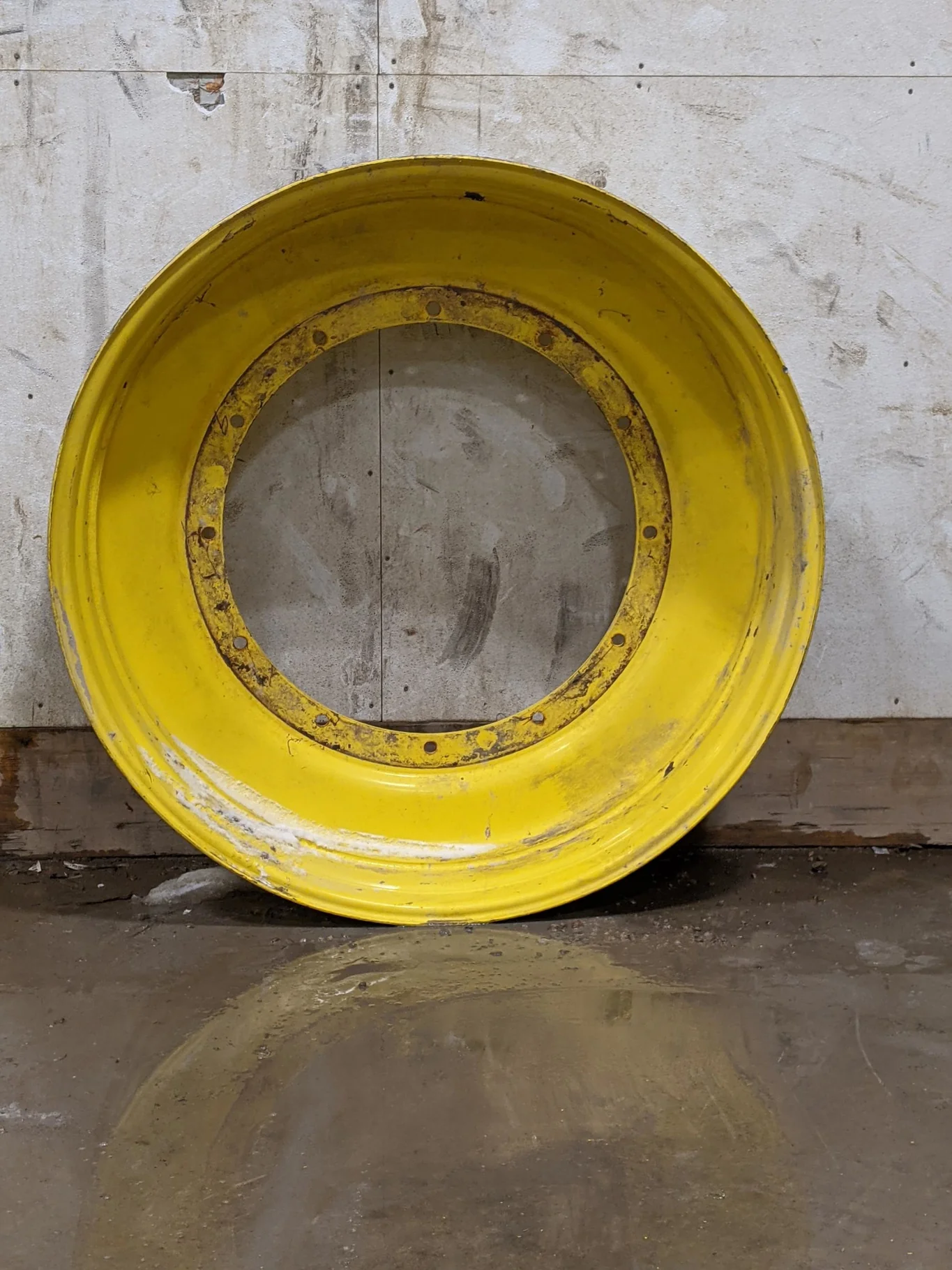 Used 15 X 50 John Deere Yellow 12 Bolt Sprayer Stub Disc (12-32.047-30.09)