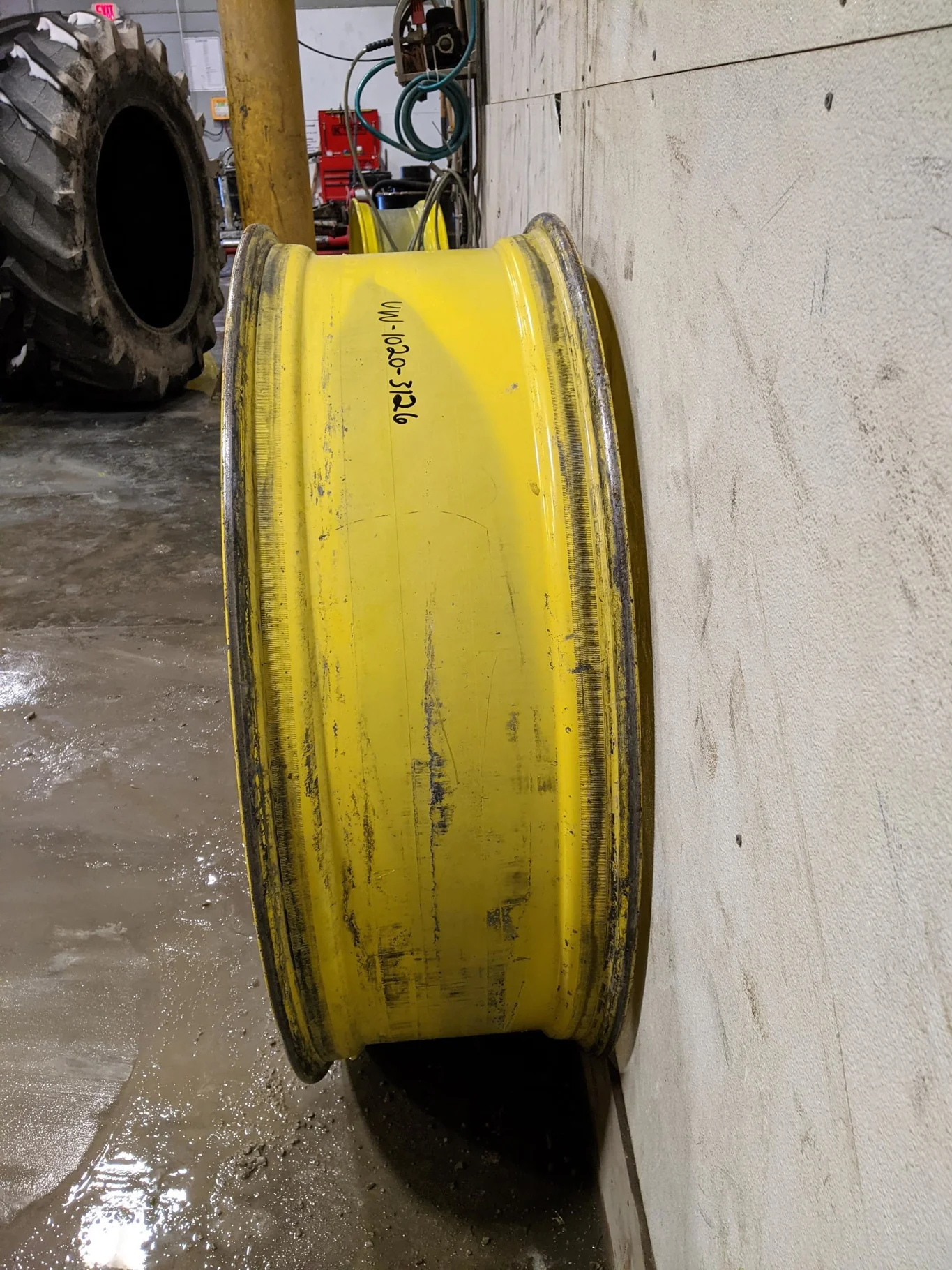Used 15 X 50 John Deere Yellow 12 Bolt Sprayer Stub Disc (12-32.047-30.09) image 2