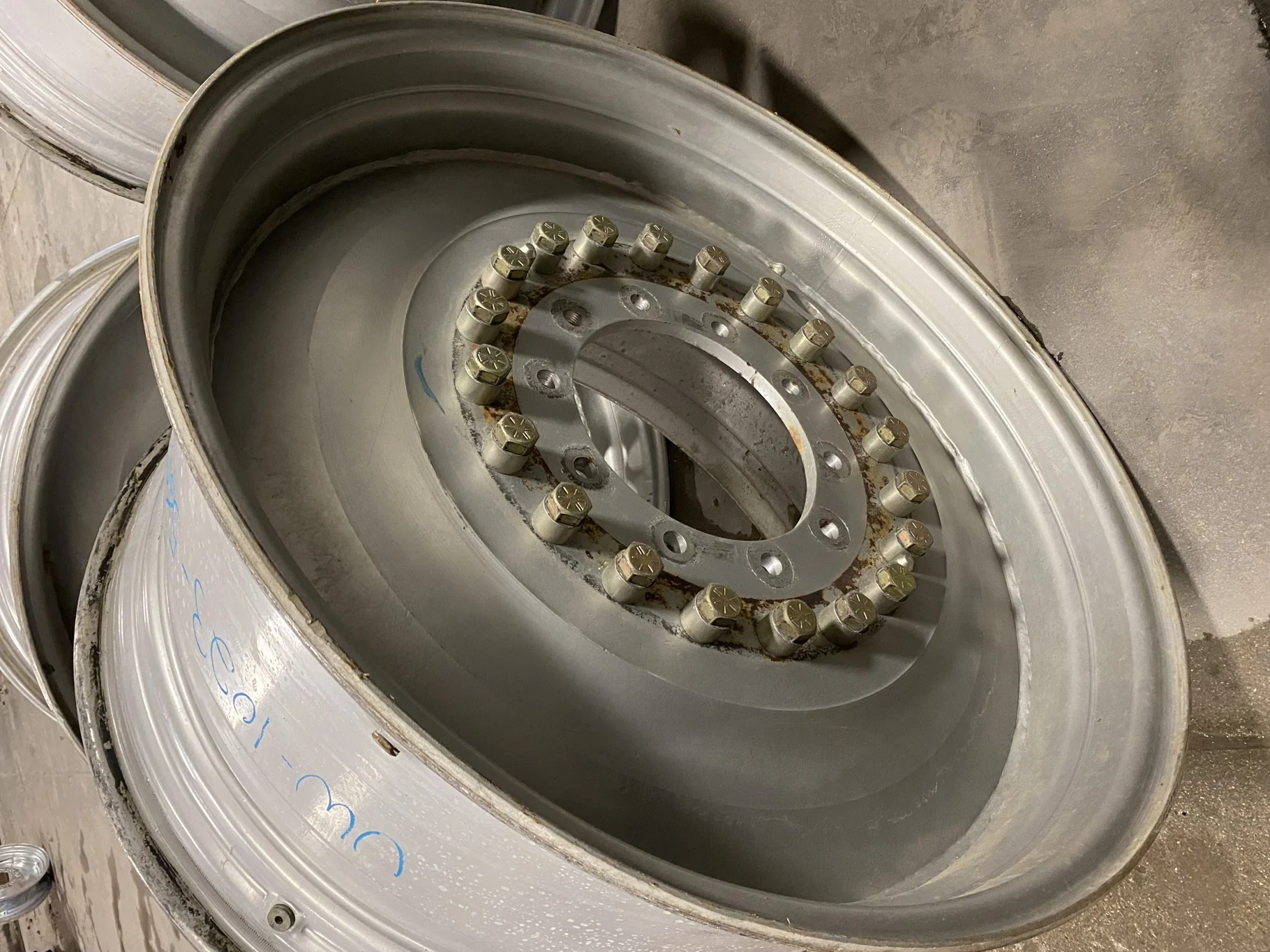 Used 20 X 38 CIH Straddle Dual Wheel (20-13.189-11.071) 15" - (faded paint, scratches, rust spots) image 3