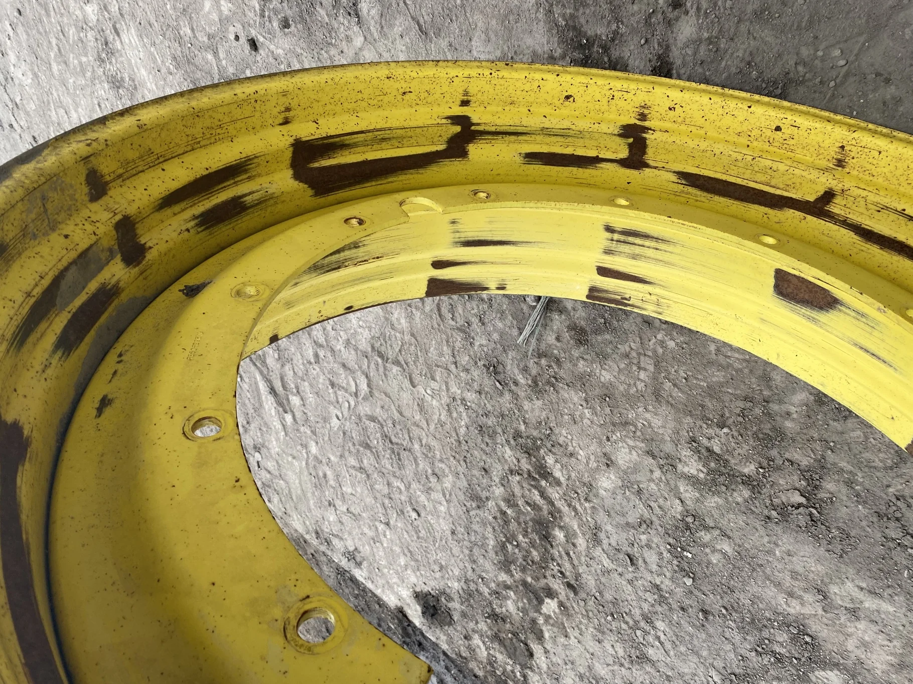 Used 16 X 46 John Deere Yellow 12 Bolt Stub Disc (12-32.047-30.078) 3.1" Offset - Fair Condition  _x image 3