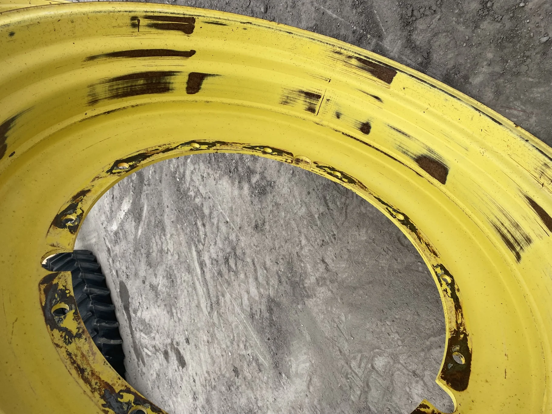 Used 16 X 46 John Deere Yellow 12 Bolt Stub Disc (12-32.047-30.078) 3.1" Offset - Fair Condition  _x image 7