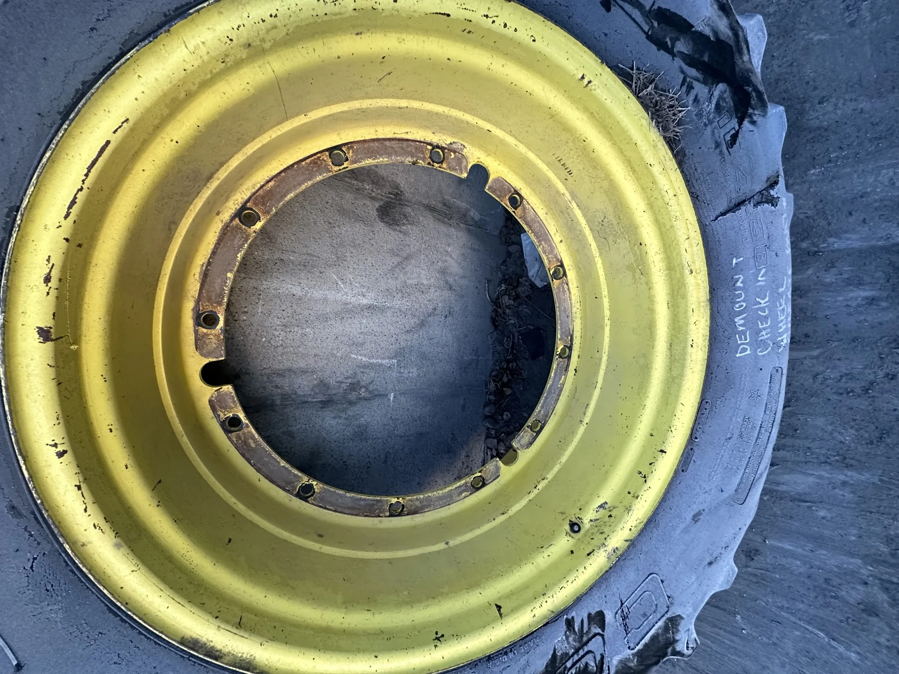 Used 16 X 38 John Deere Stub disc wheels. (Faded, Scratches, Rust Spots)