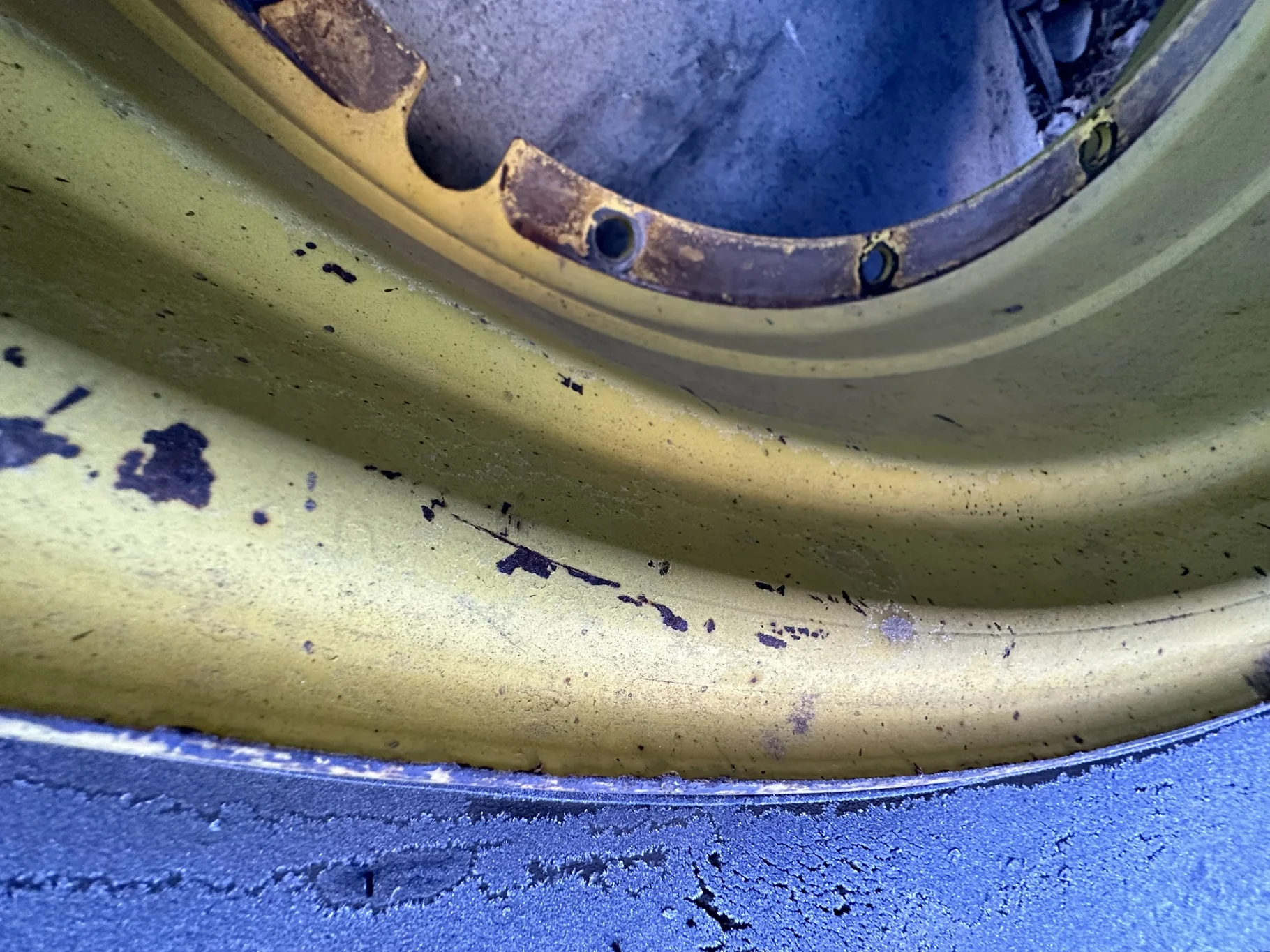 Used 16 X 38 John Deere Stub disc wheels. (Faded, Scratches, Rust Spots) image 4